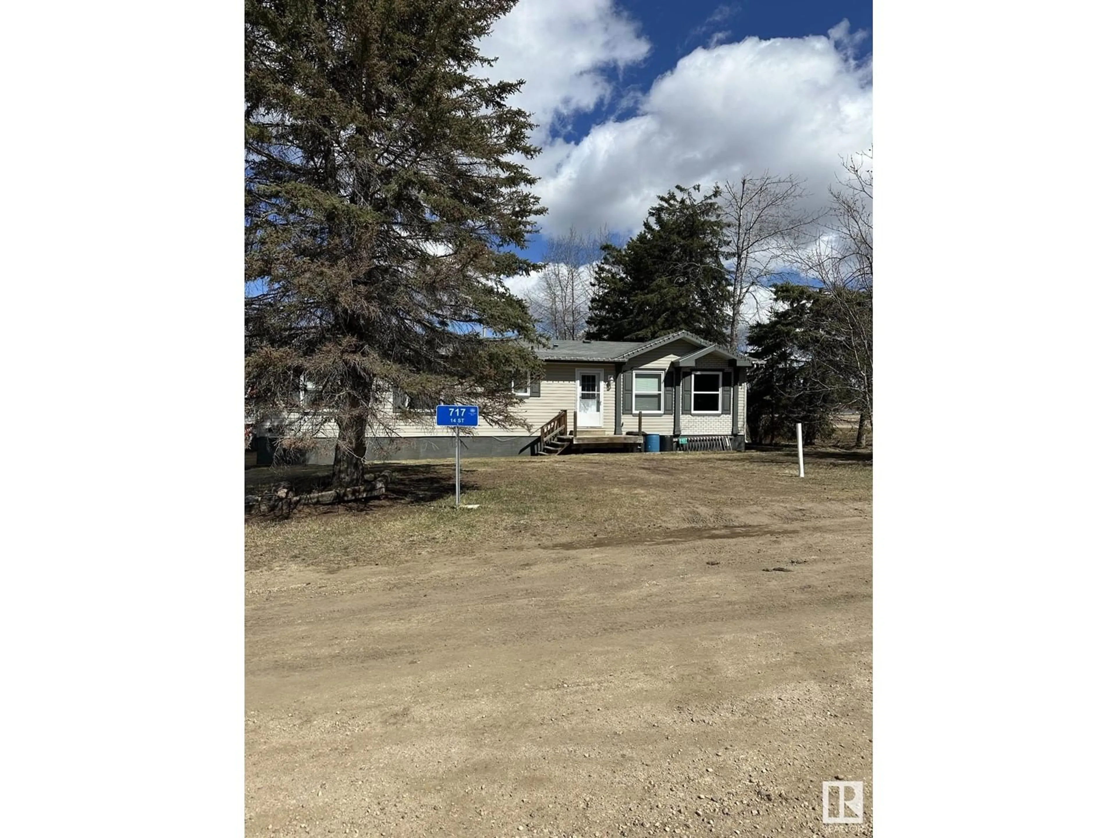 A pic from outside/outdoor area/front of a property/back of a property/a pic from drone, unknown for 717 14 ST, Smith Alberta T0G2B0