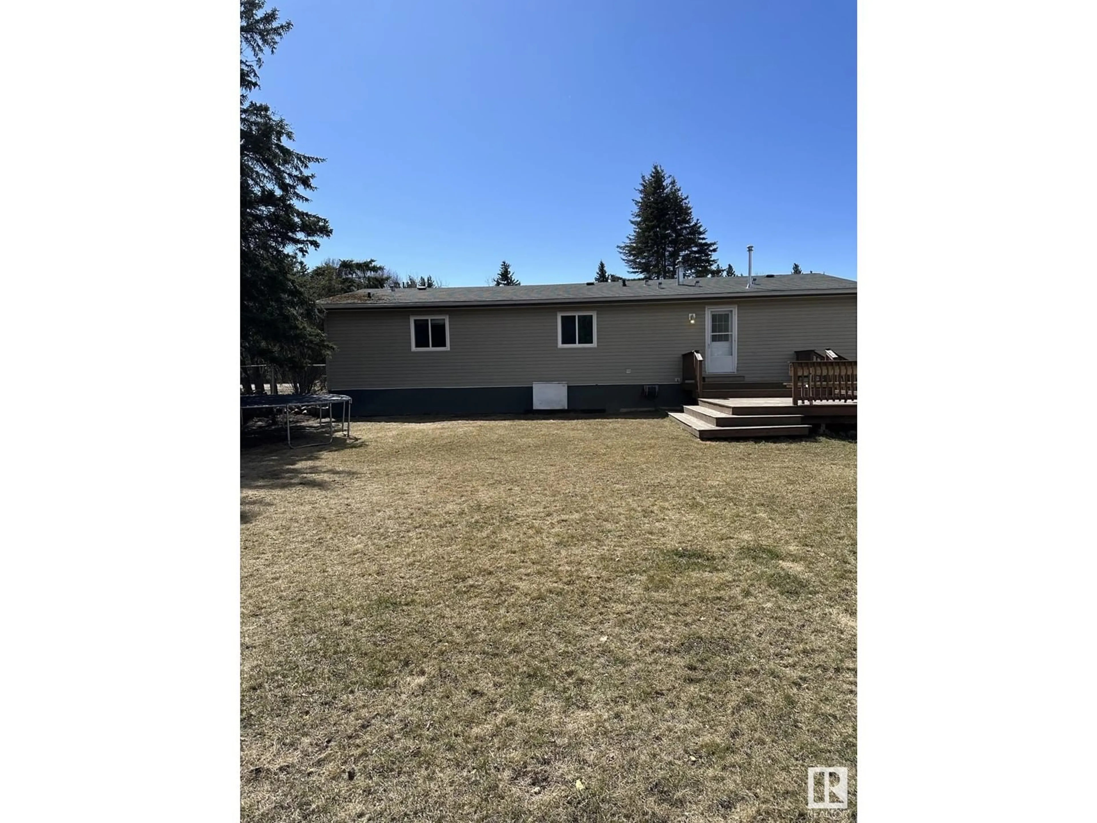 A pic from outside/outdoor area/front of a property/back of a property/a pic from drone, unknown for 717 14 ST, Smith Alberta T0G2B0