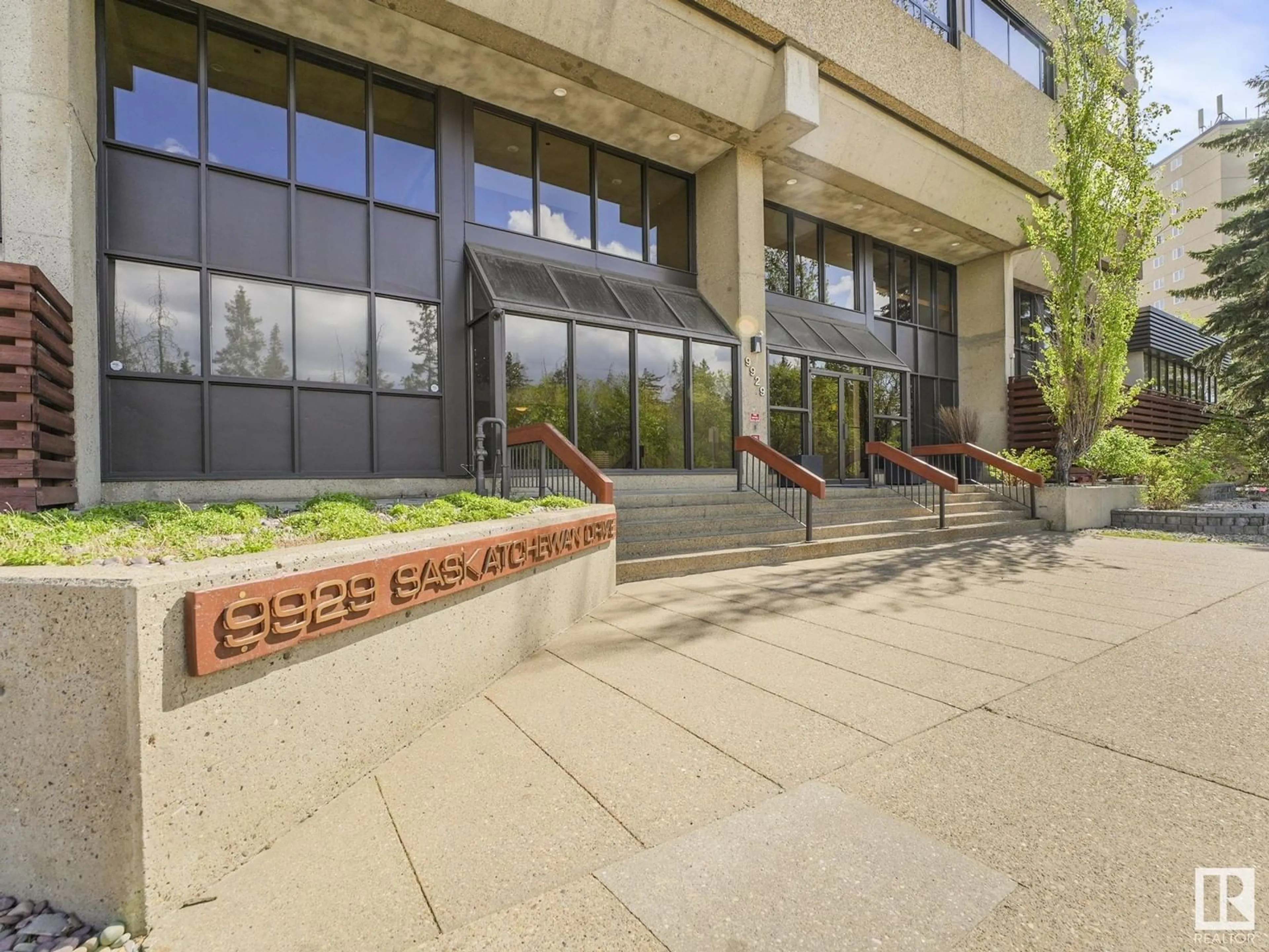 Indoor foyer for 1902 SASKATCHEWAN DR, Edmonton Alberta T6E5J9