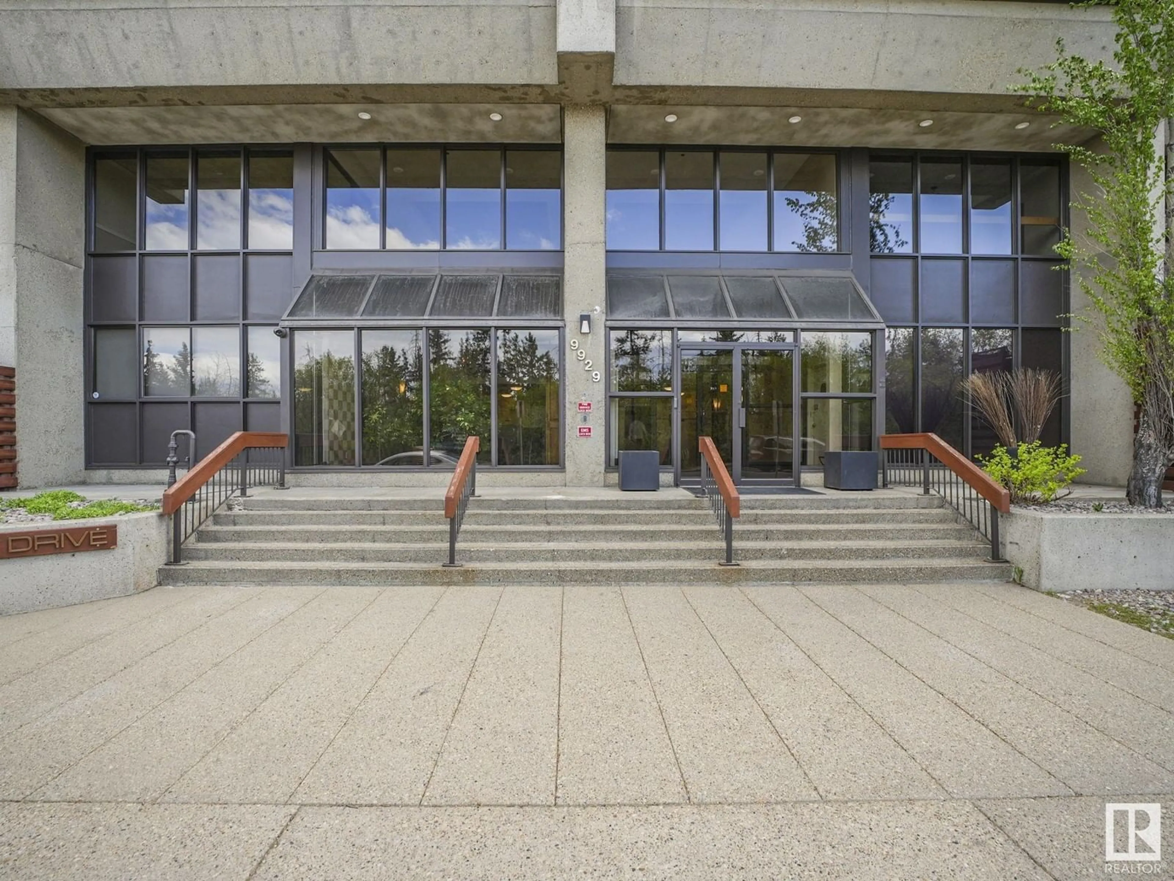 Indoor foyer for 1902 SASKATCHEWAN DR, Edmonton Alberta T6E5J9