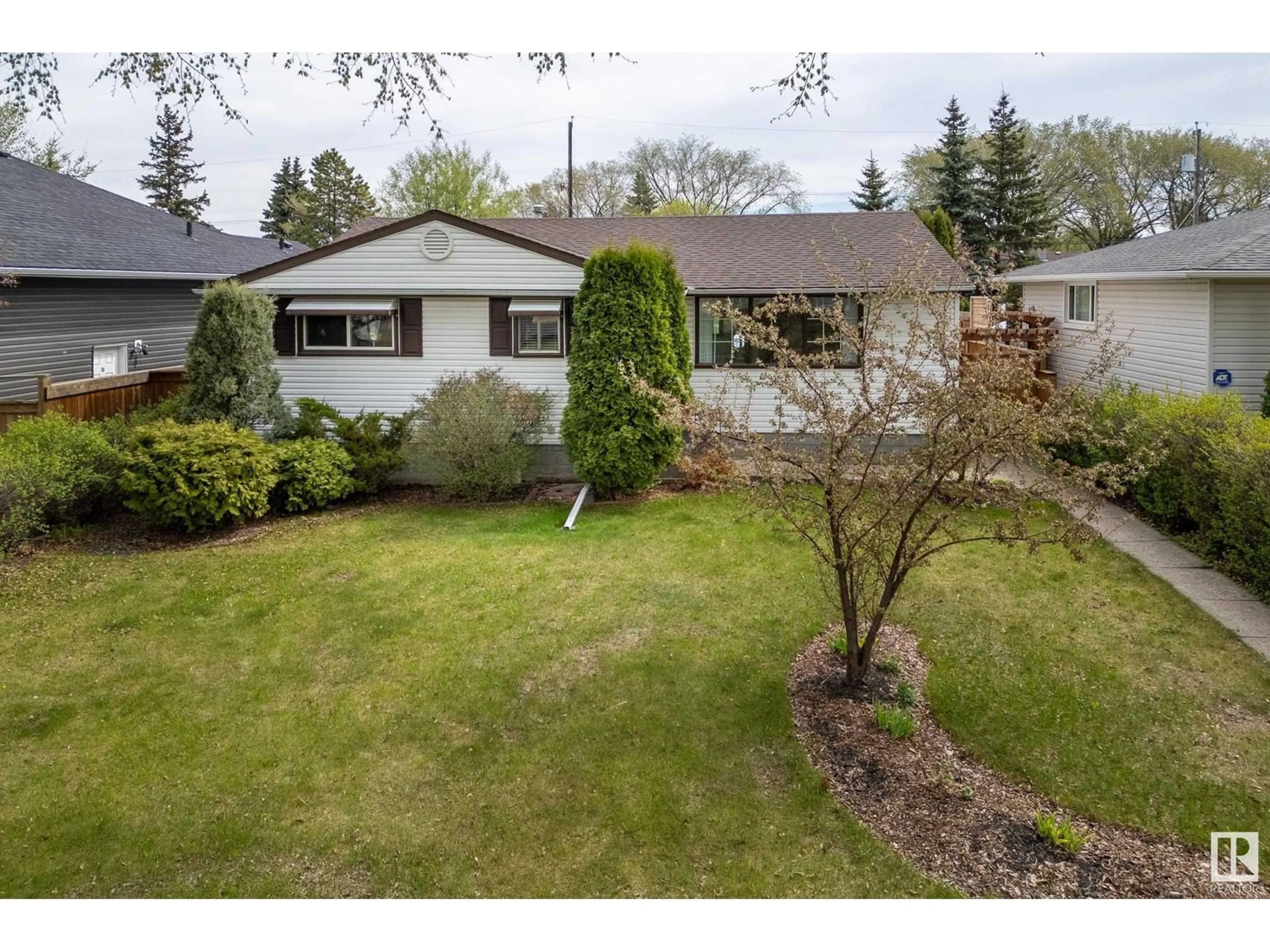 A pic from outside/outdoor area/front of a property/back of a property/a pic from drone, street for 9715 76 ST, Edmonton Alberta T6C2L1