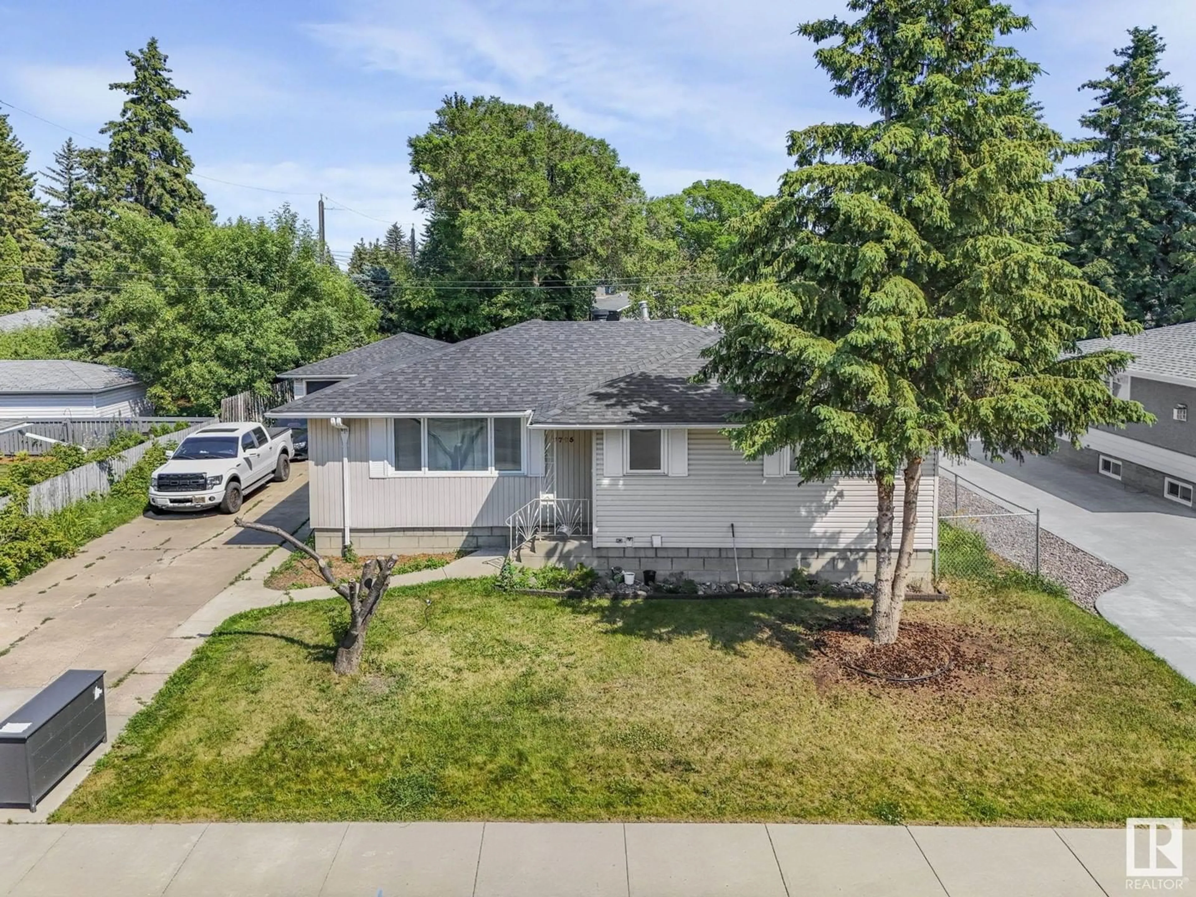A pic from outside/outdoor area/front of a property/back of a property/a pic from drone, street for 7705 154 ST, Edmonton Alberta T5R1R6