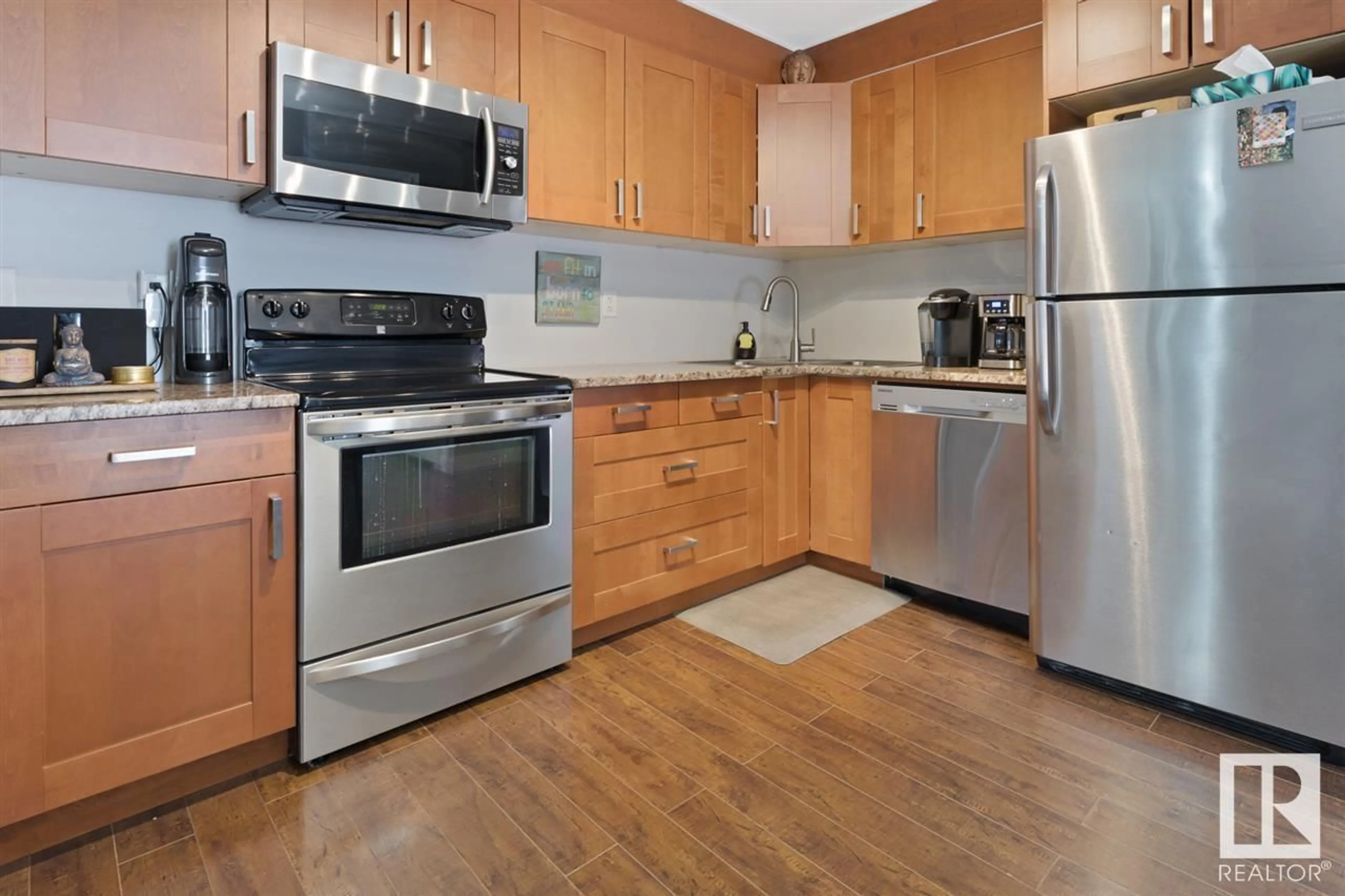 Standard kitchen, unknown for 9921 85 AV, Edmonton Alberta T6E2J7