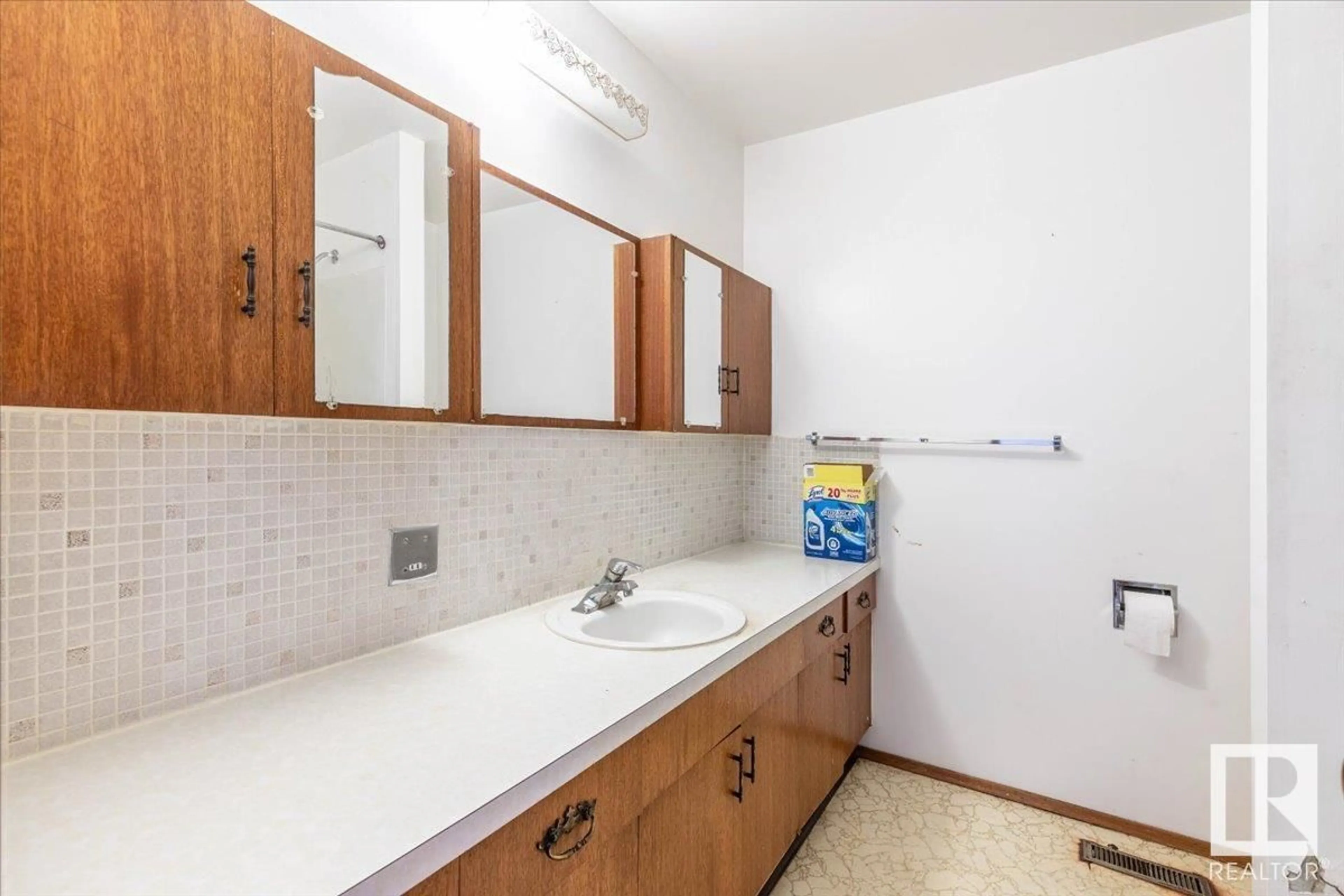 Standard bathroom, unknown for 23331 TWP ROAD 502, Rural Leduc County Alberta T4X0R4