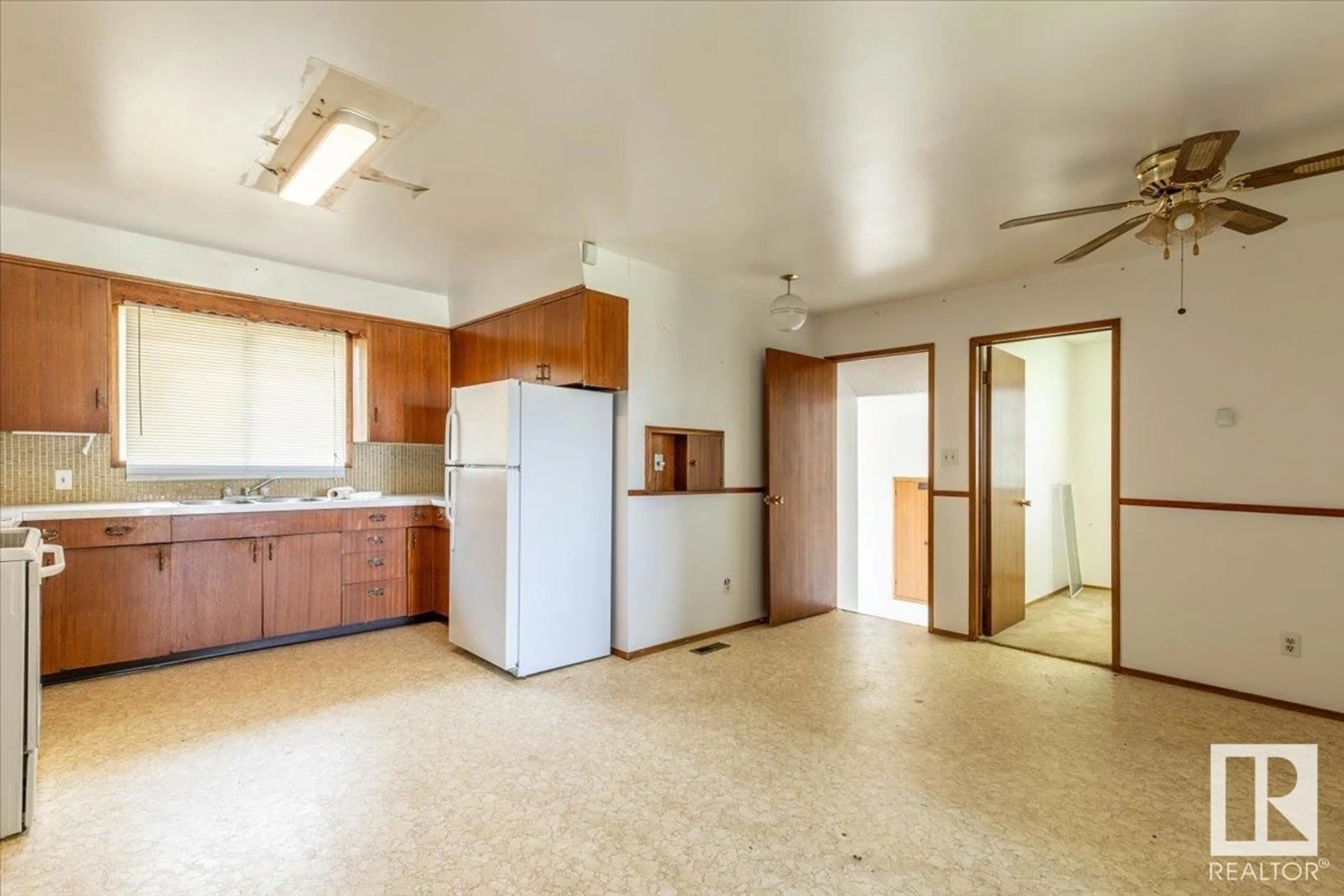 Standard kitchen, unknown for 23331 TWP ROAD 502, Rural Leduc County Alberta T4X0R4