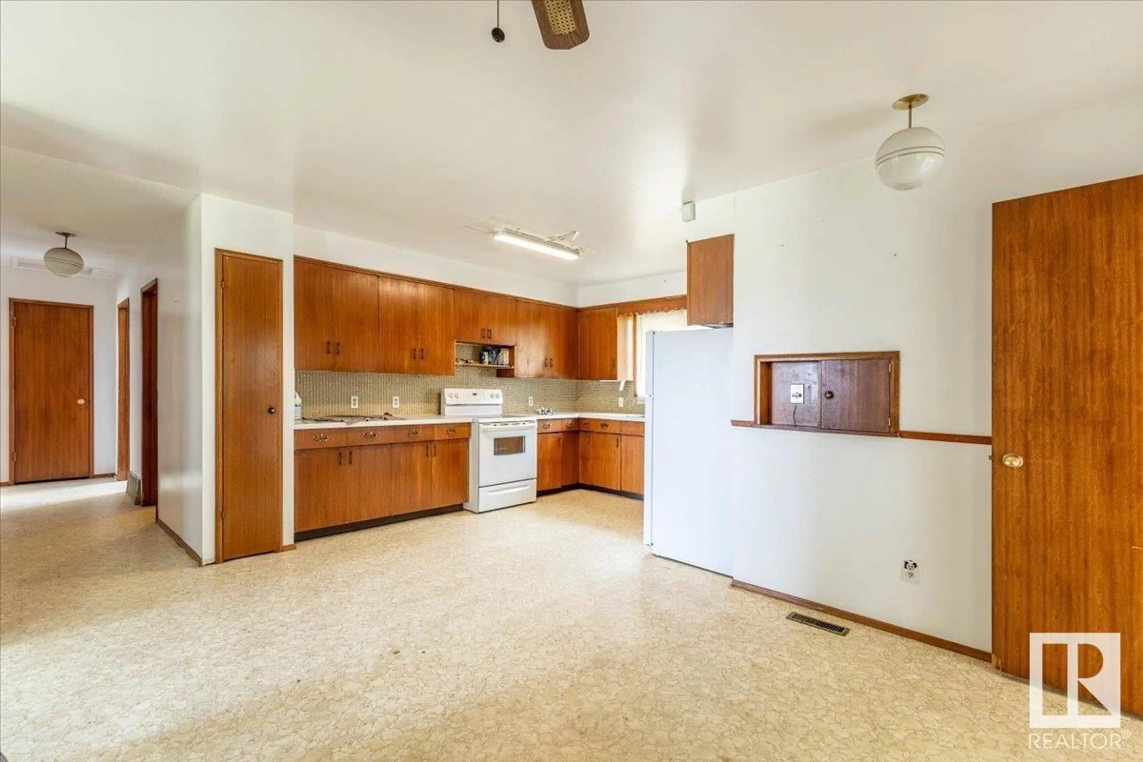 Standard kitchen, unknown for 23331 TWP ROAD 502, Rural Leduc County Alberta T4X0R4