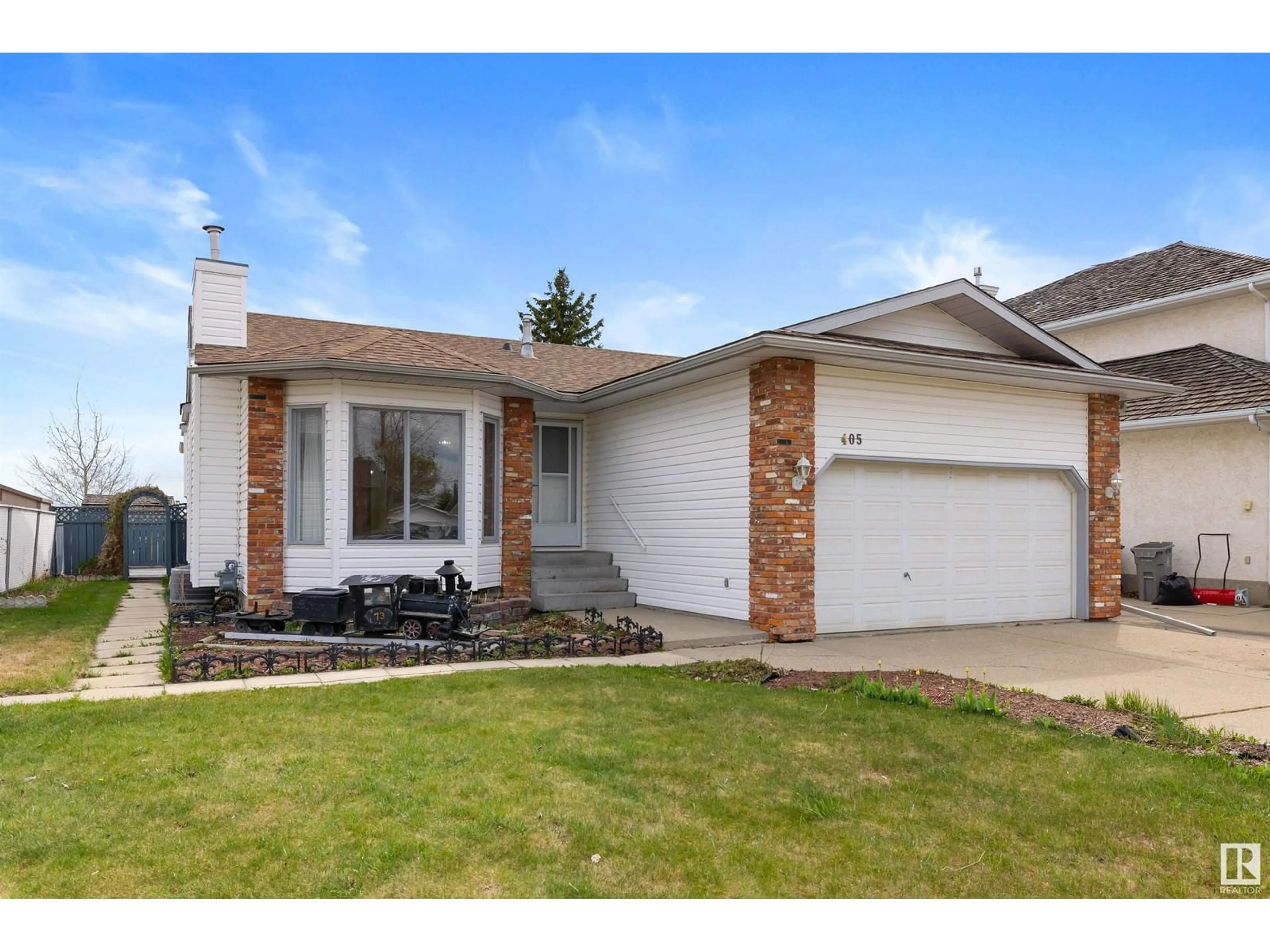 Home with vinyl exterior material, street for 405 GRANDIN DR, Morinville Alberta T8R1J1