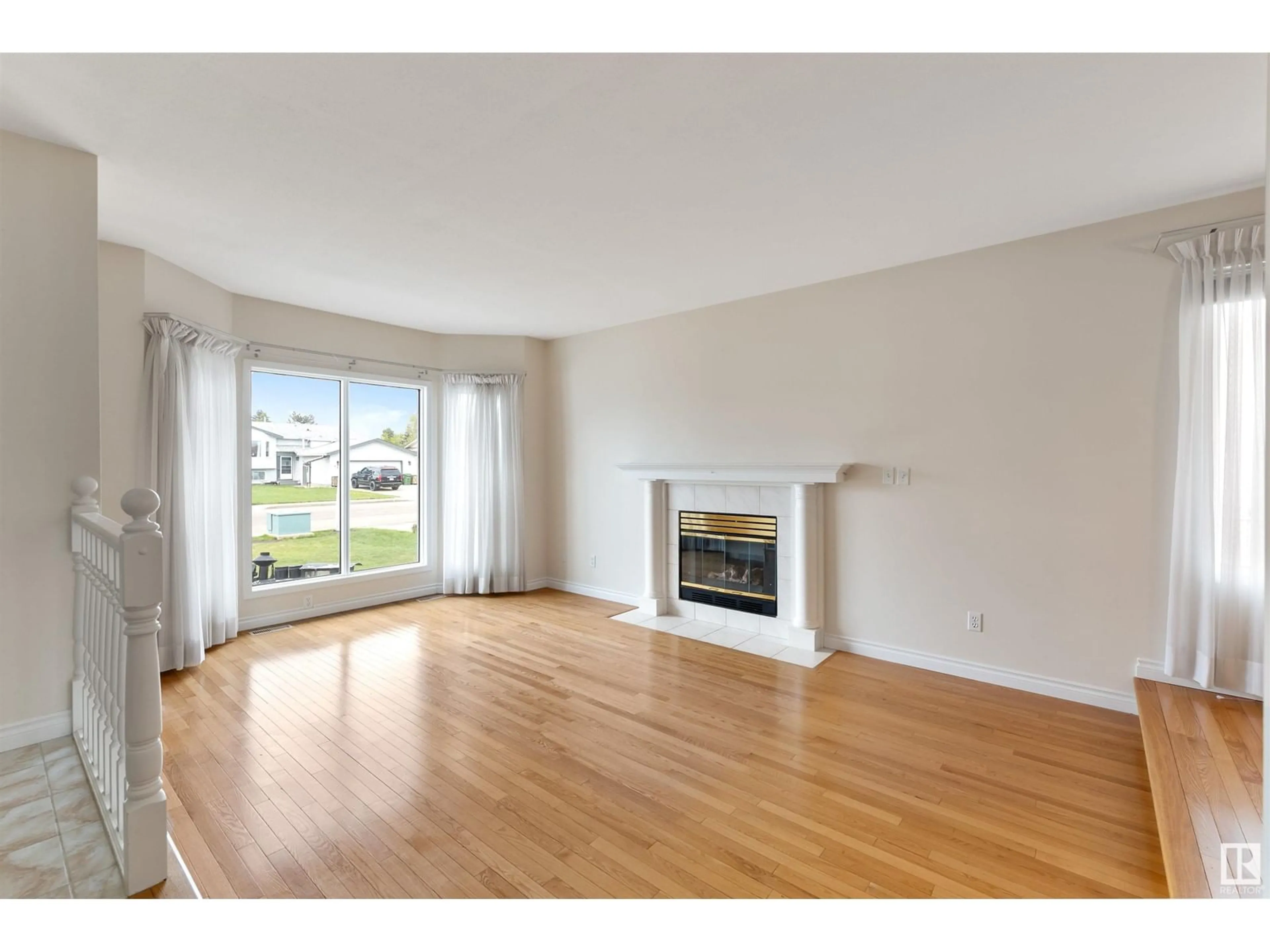 Living room with furniture, wood/laminate floor for 405 GRANDIN DR, Morinville Alberta T8R1J1