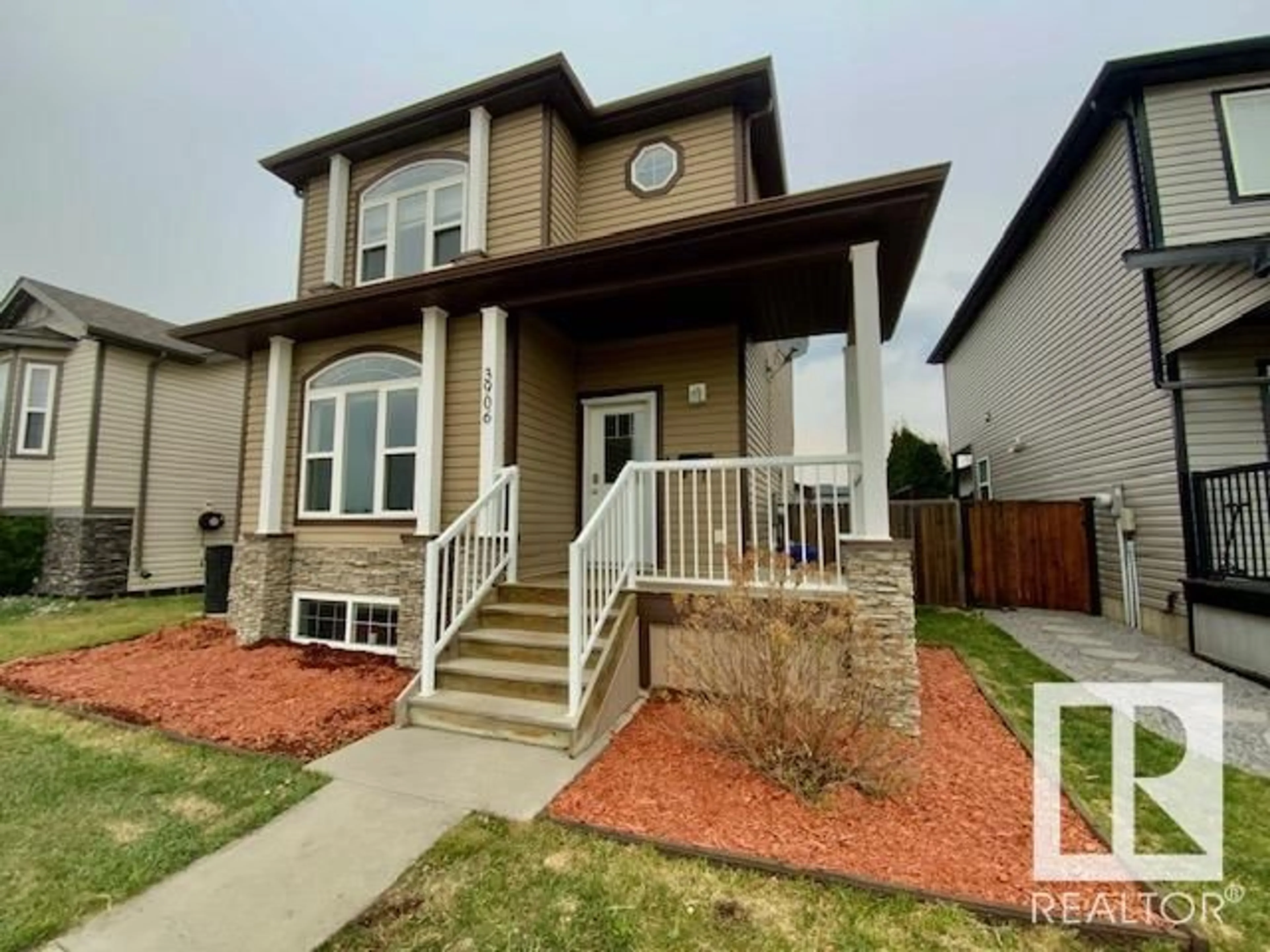 Home with vinyl exterior material, street for 3906 56 AV, Wetaskiwin Alberta T9A1X6