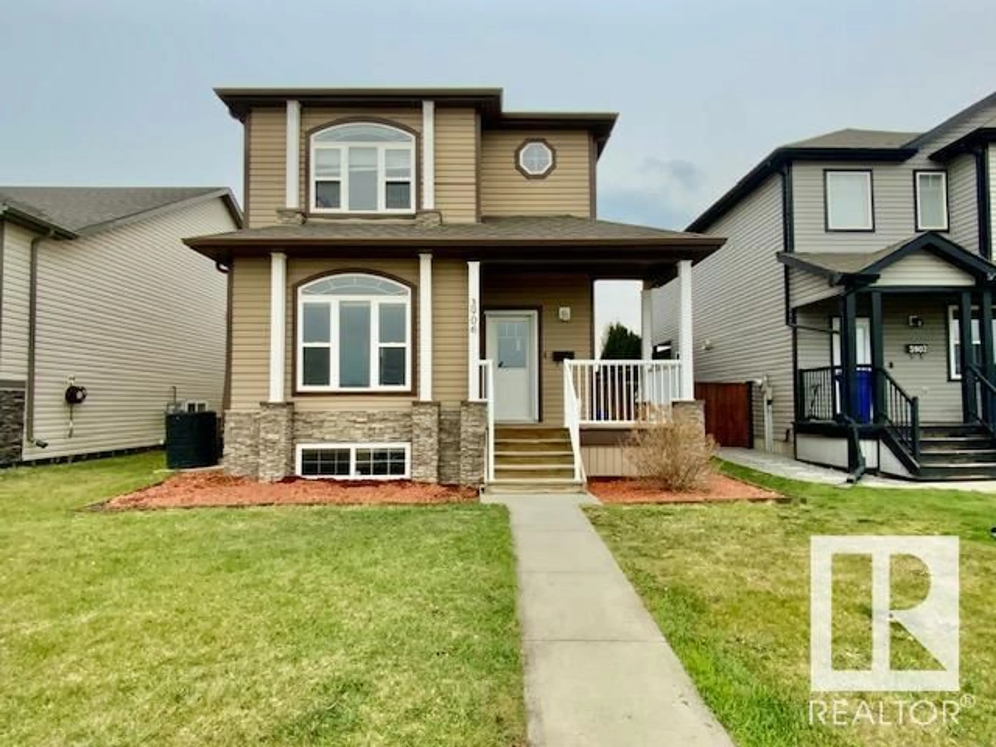 Home with vinyl exterior material, street for 3906 56 AV, Wetaskiwin Alberta T9A1X6