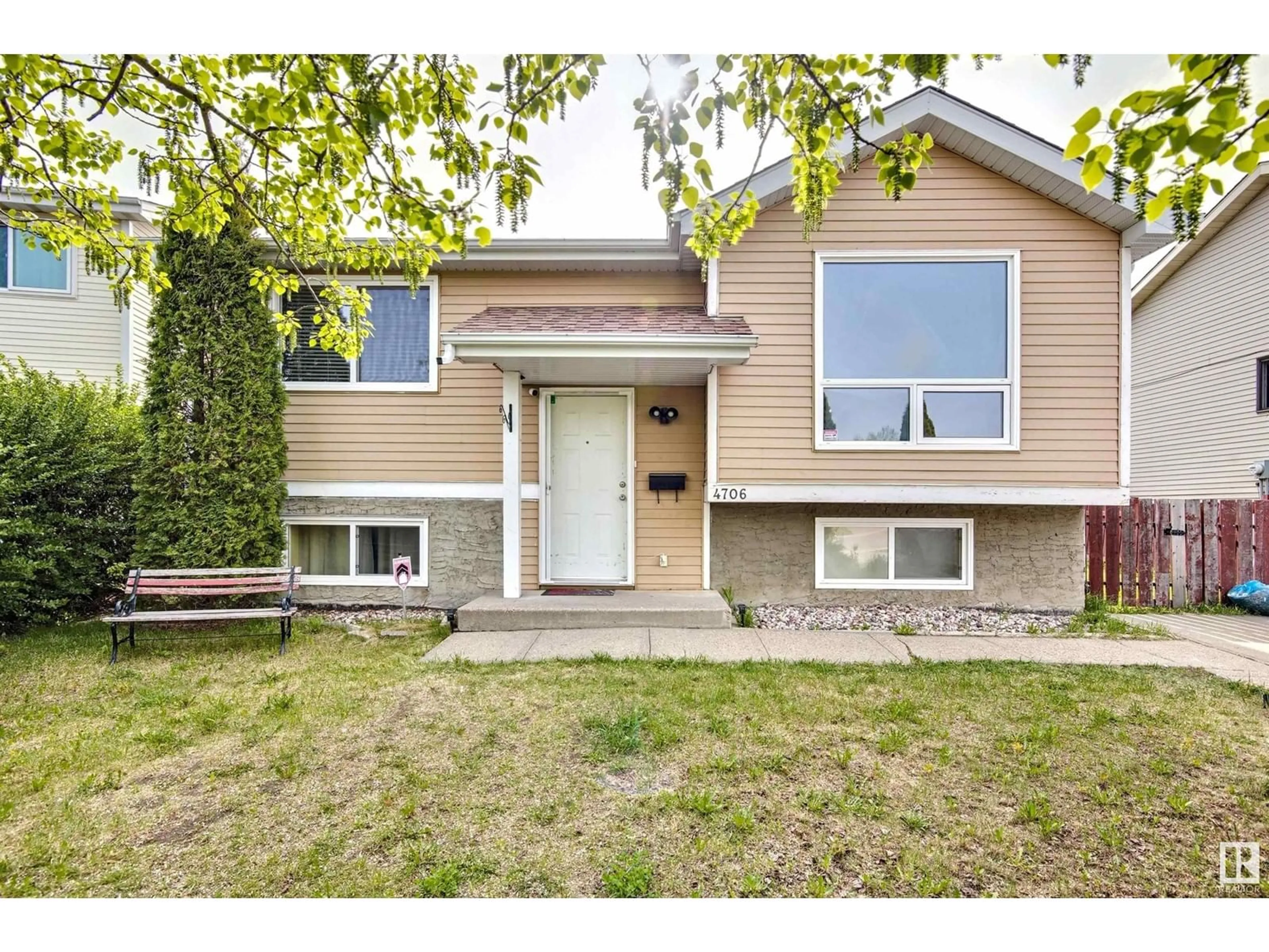 Home with vinyl exterior material, street for 4706 35 AV, Edmonton Alberta T6L3P9