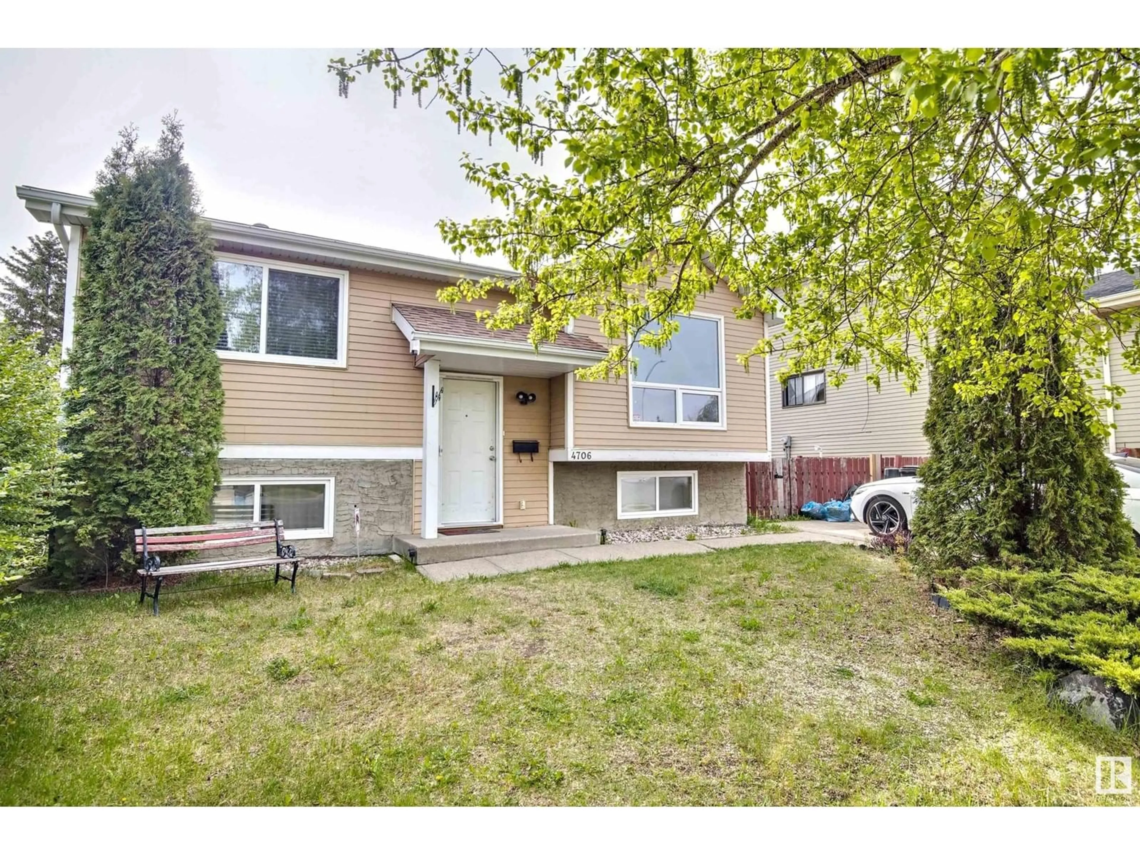 Home with vinyl exterior material, street for 4706 35 AV, Edmonton Alberta T6L3P9