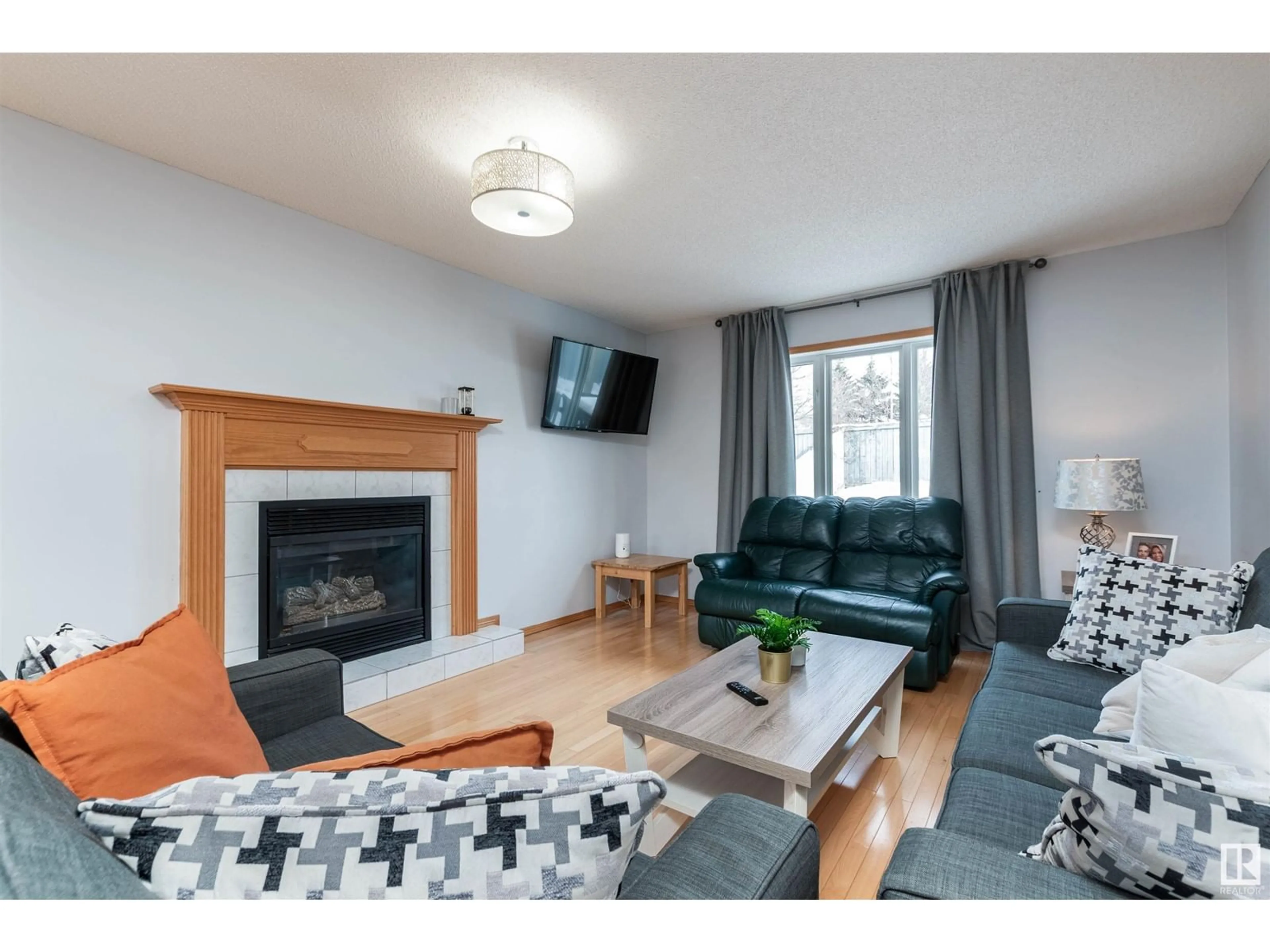 Living room with furniture, wood/laminate floor for 30 HAWTHORNE CR, St. Albert Alberta T8N6N5