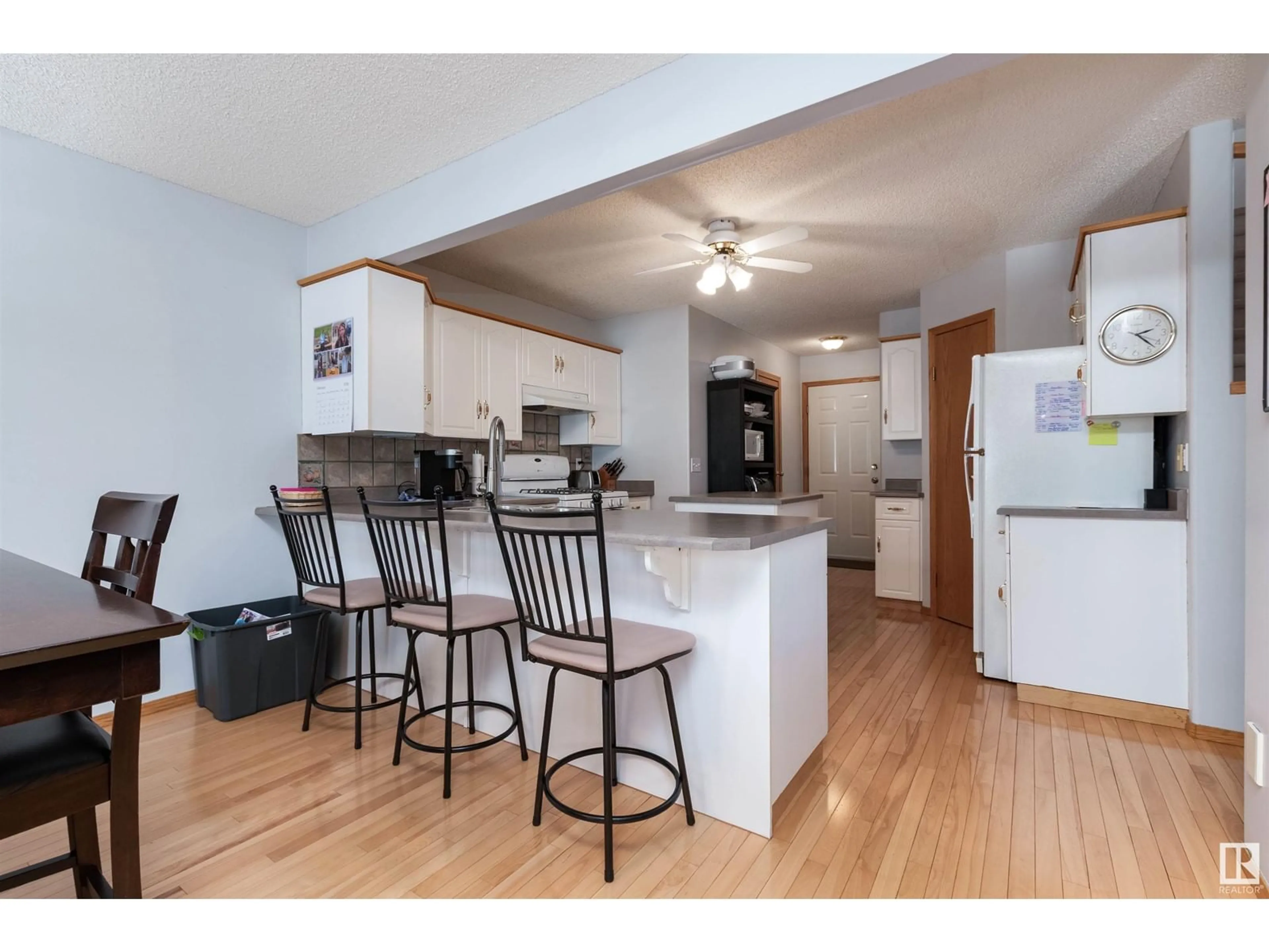 Open concept kitchen, wood/laminate floor for 30 HAWTHORNE CR, St. Albert Alberta T8N6N5