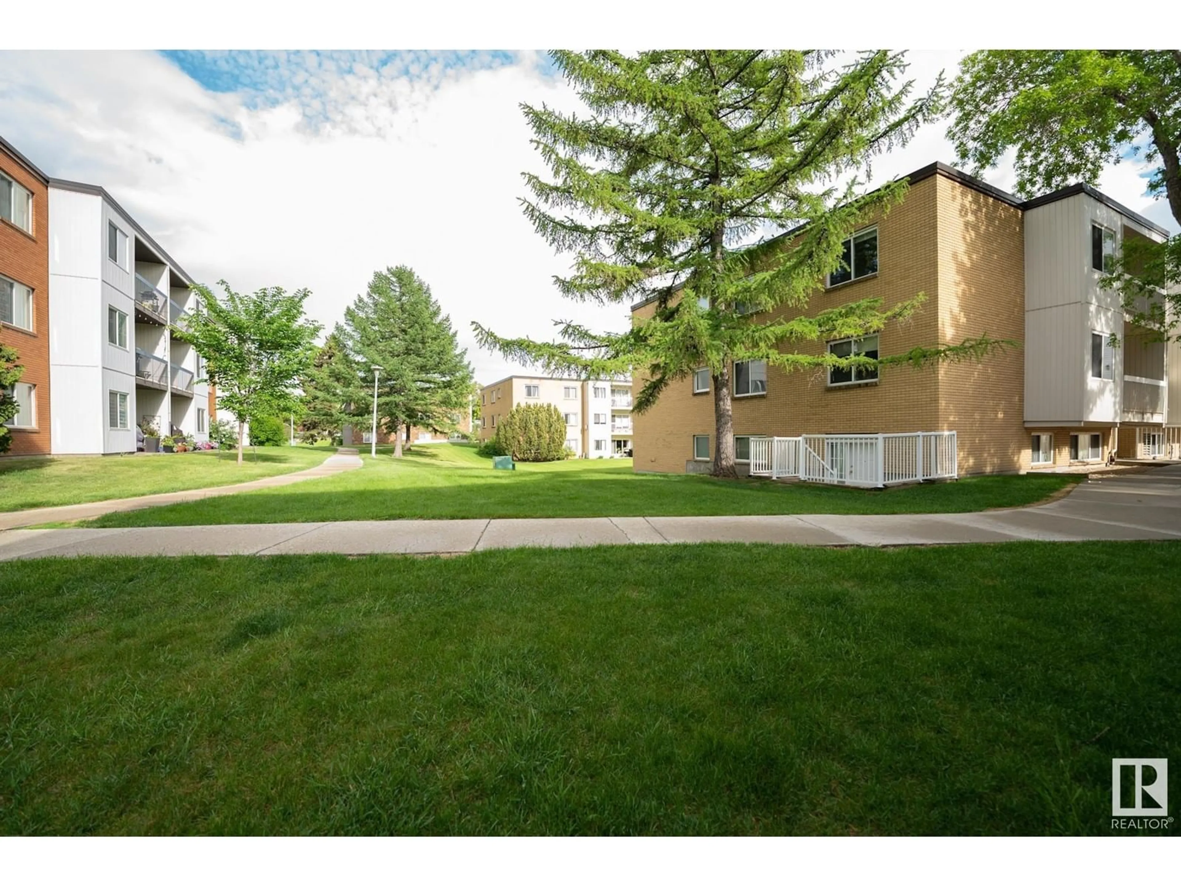 Patio, street for 307 - 11440 40 AV, Edmonton Alberta T6J0R5