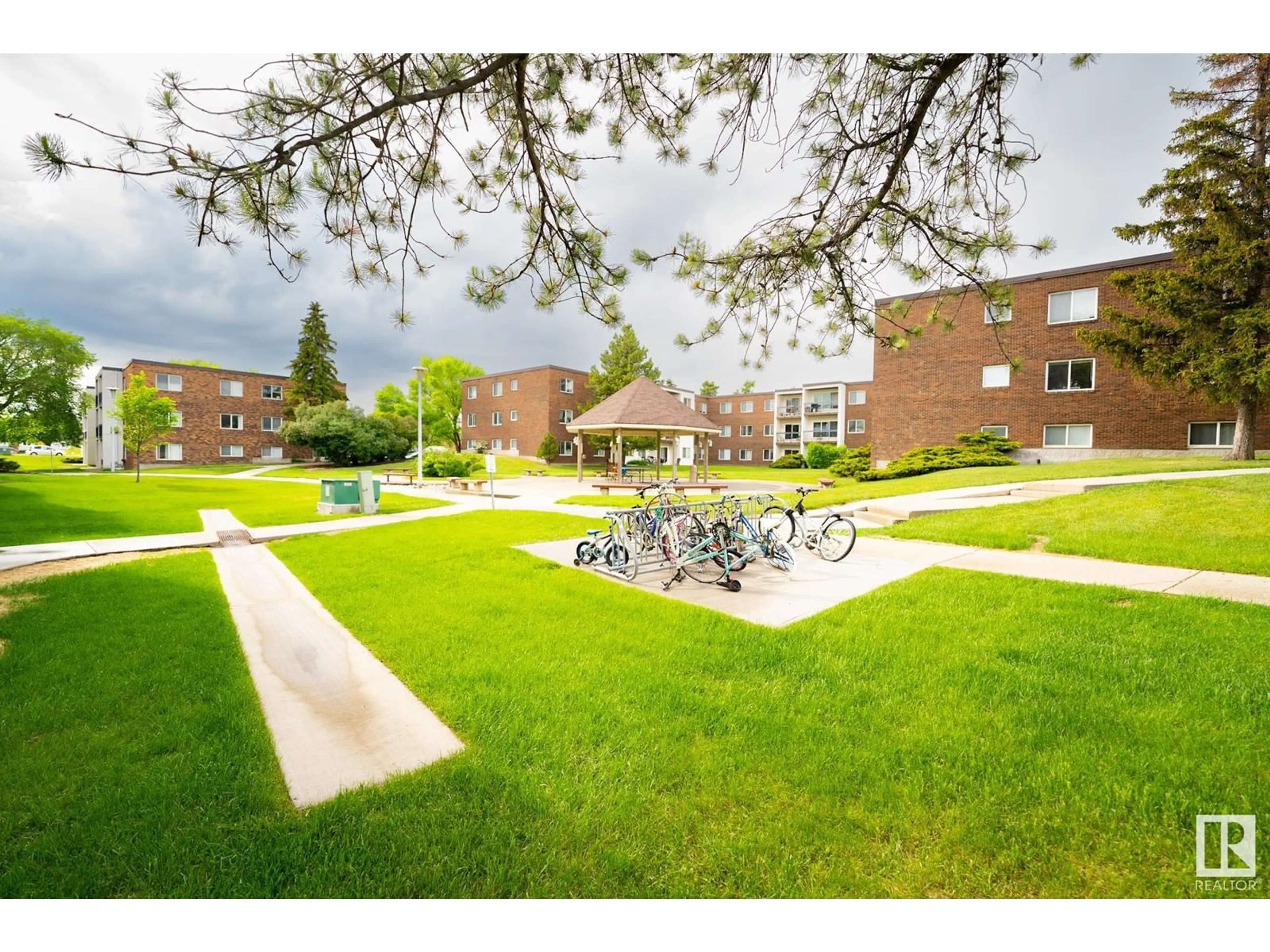 Patio, unknown for 307 - 11440 40 AV, Edmonton Alberta T6J0R5
