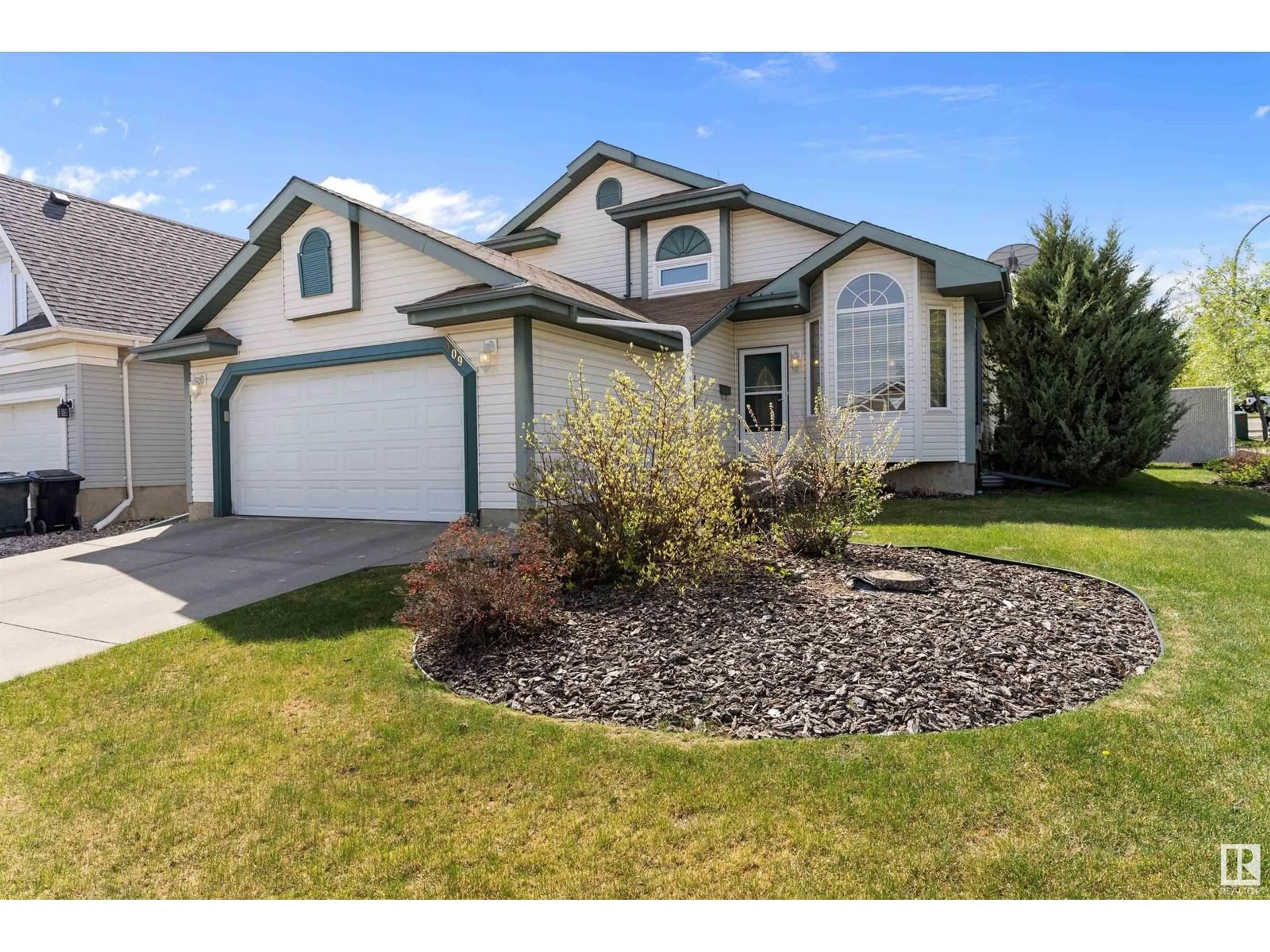 Home with vinyl exterior material, street for 409 MEADOWVIEW TC, Sherwood Park Alberta T8H1X7