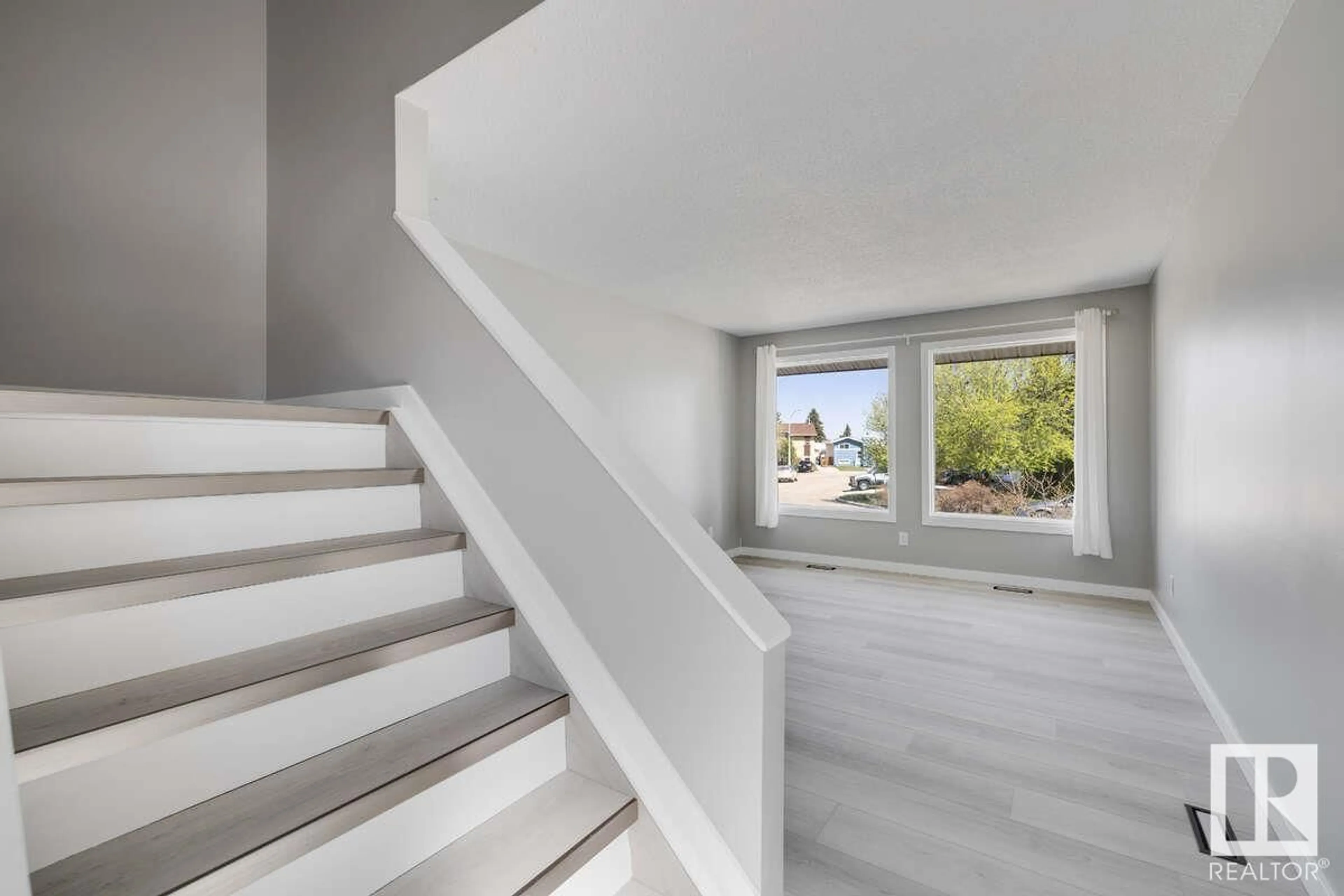 Stairs for 5 WELLINGTON CR, Spruce Grove Alberta T7X1K6