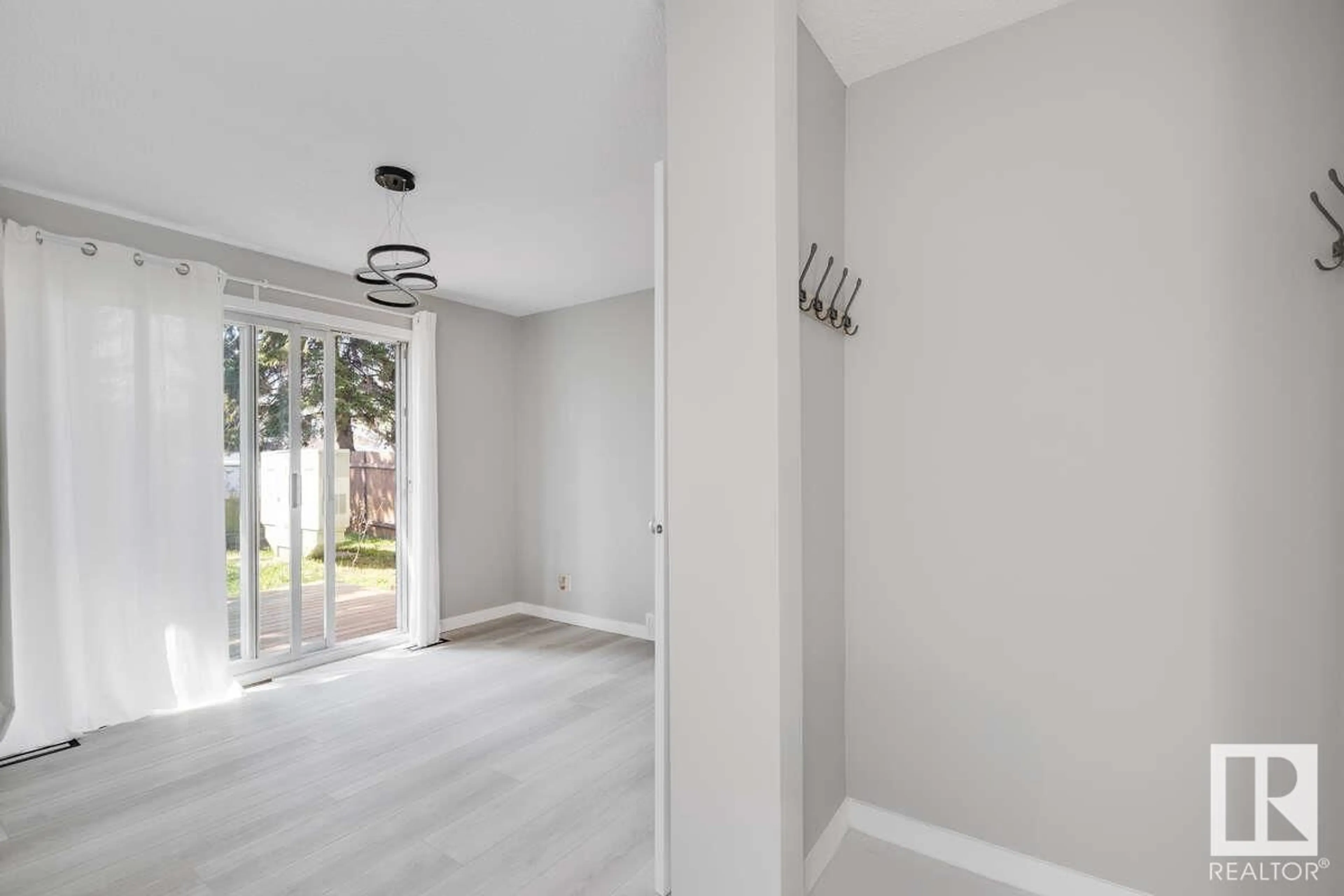 Indoor entryway for 5 WELLINGTON CR, Spruce Grove Alberta T7X1K6