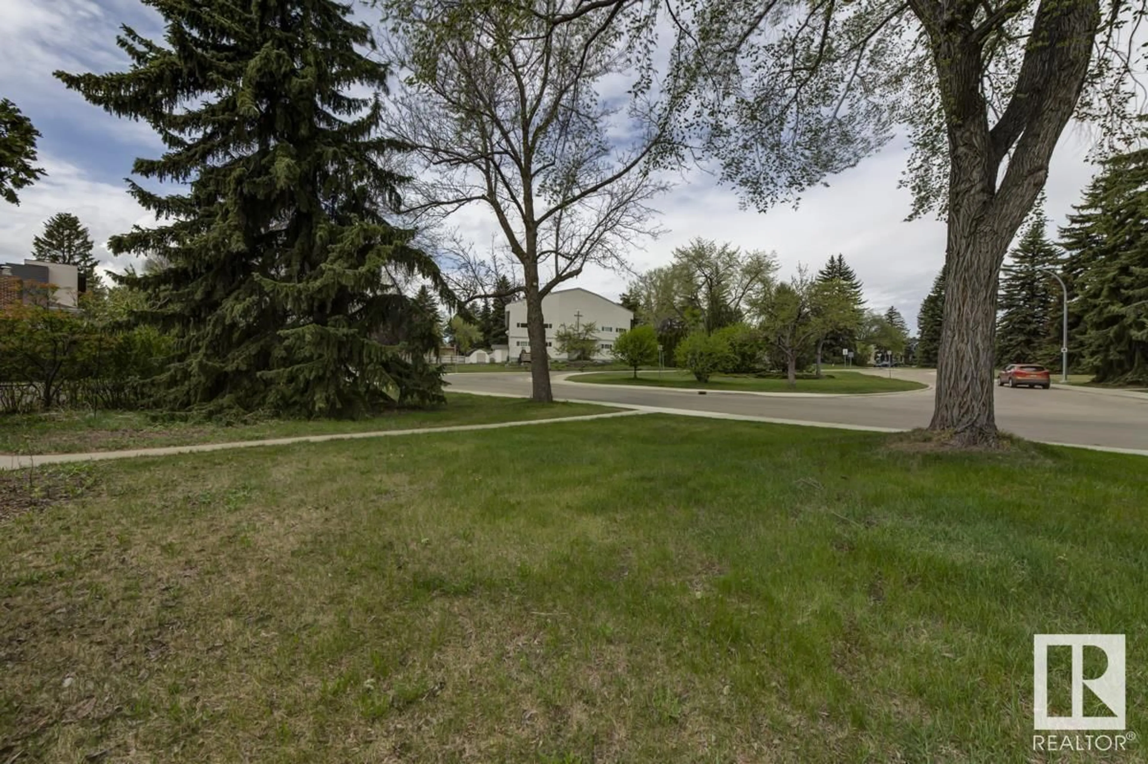 A pic from outside/outdoor area/front of a property/back of a property/a pic from drone, street for 11641 73 AV, Edmonton Alberta T6G0E3