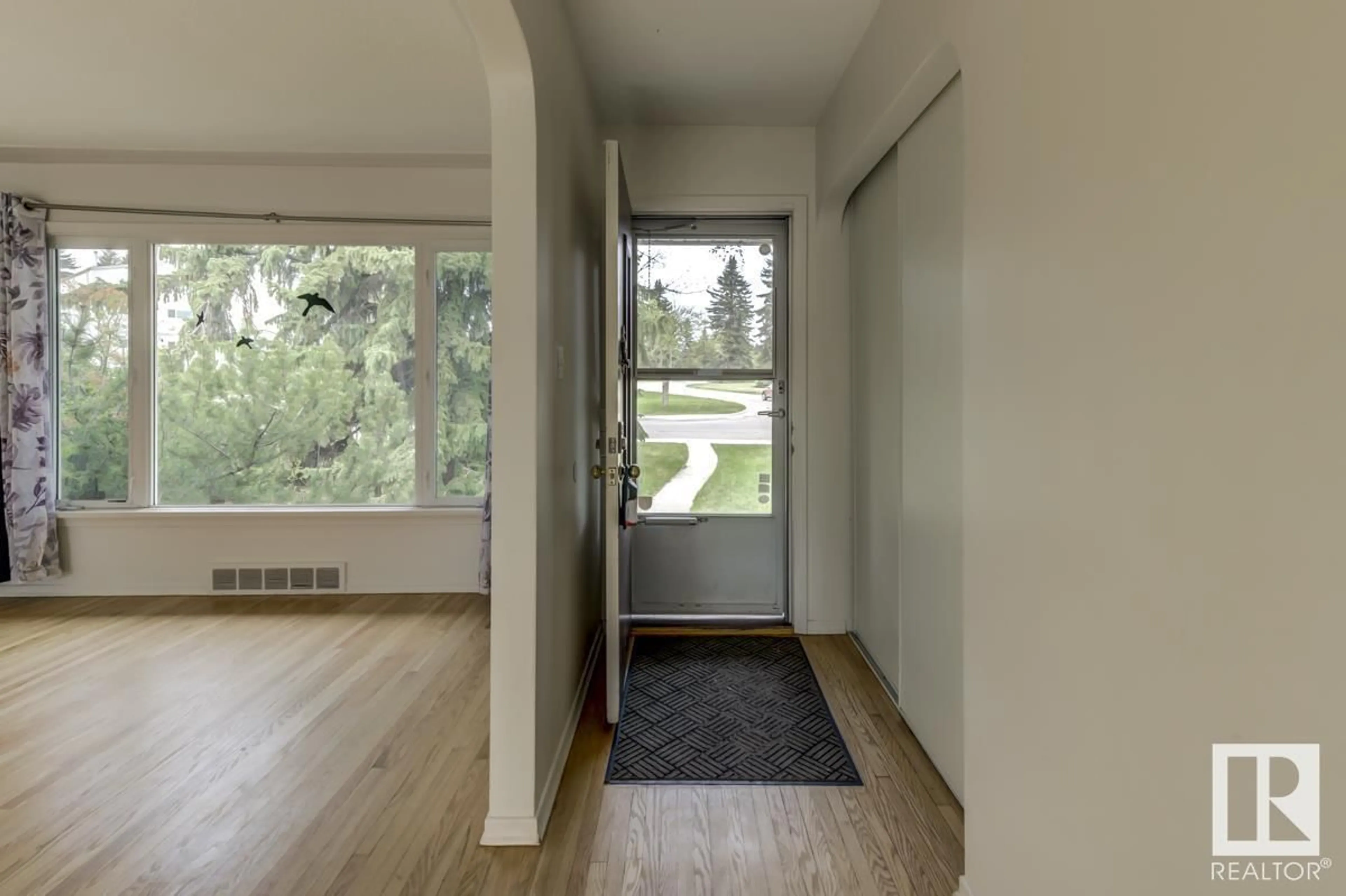 Indoor entryway for 11641 73 AV, Edmonton Alberta T6G0E3