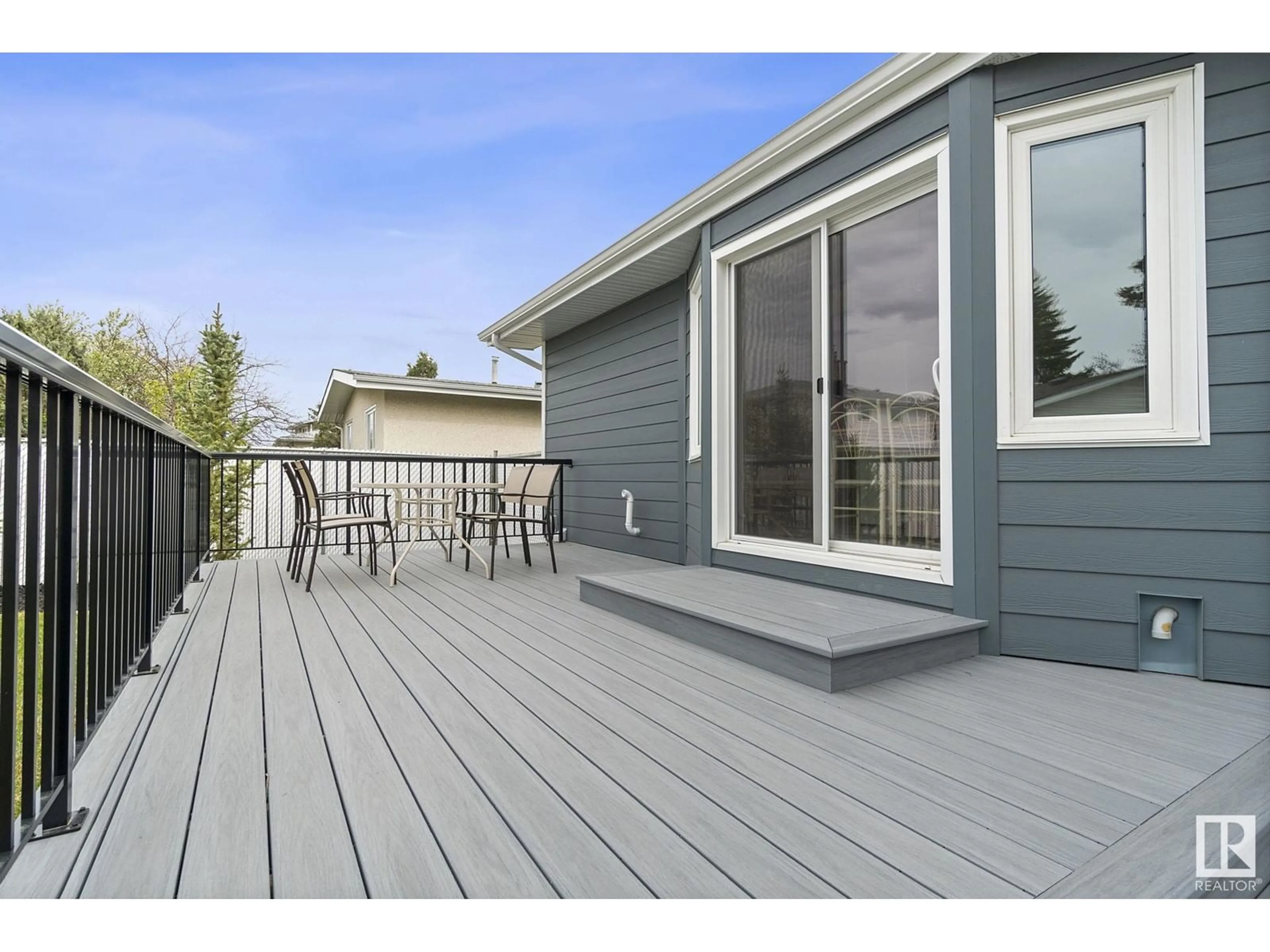 Home with vinyl exterior material, unknown for NW - 10922 41 AV, Edmonton Alberta T6J2P4