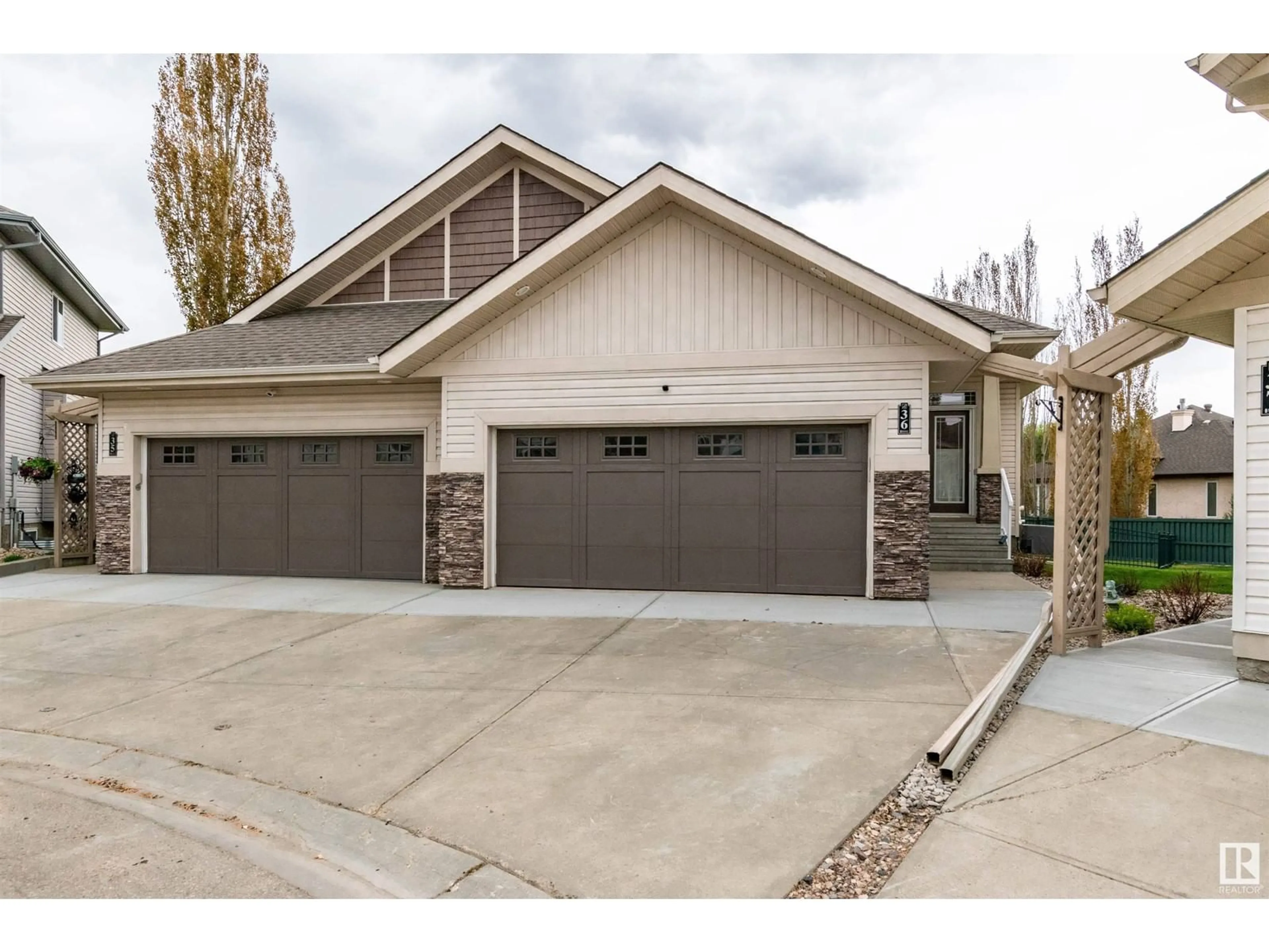 Indoor garage for 36 - 1901 126 ST SW, Edmonton Alberta T6W0A5