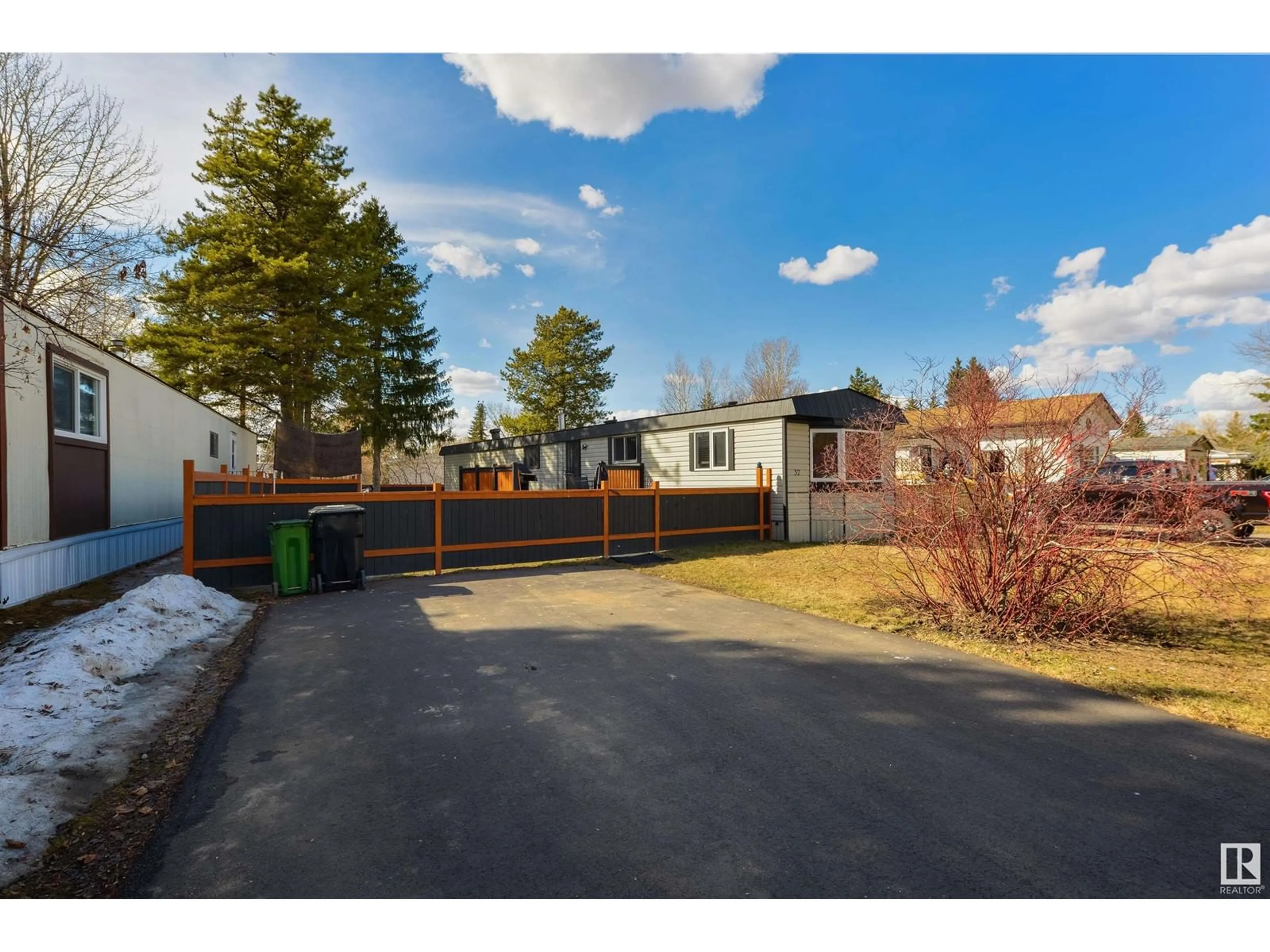 A pic from outside/outdoor area/front of a property/back of a property/a pic from drone, street for 52 MAPLE RIDGE DR, Edmonton Alberta T6P1A7