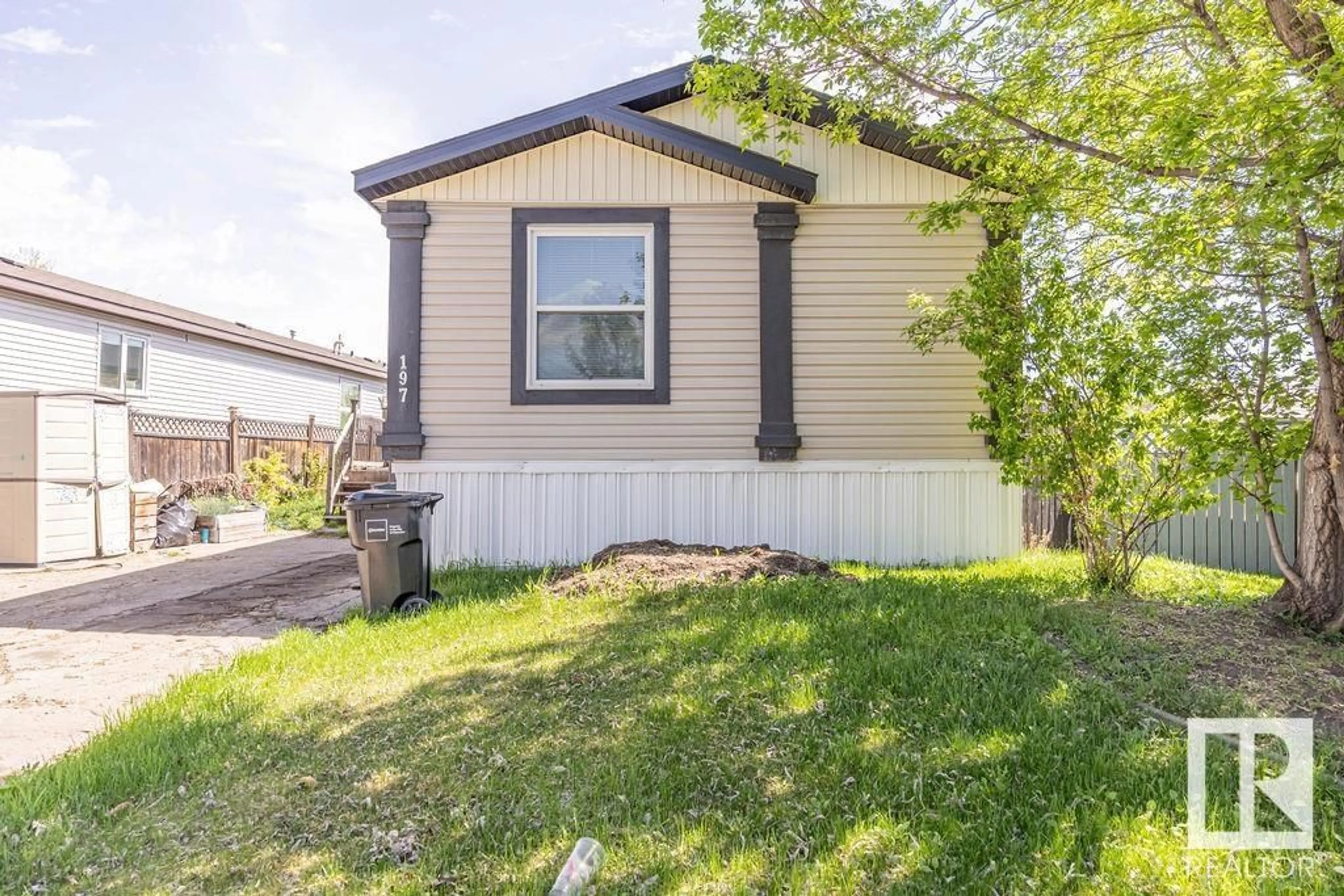 Home with vinyl exterior material, street for 197 LEE RIDGE RD, Edmonton Alberta T6K0N1