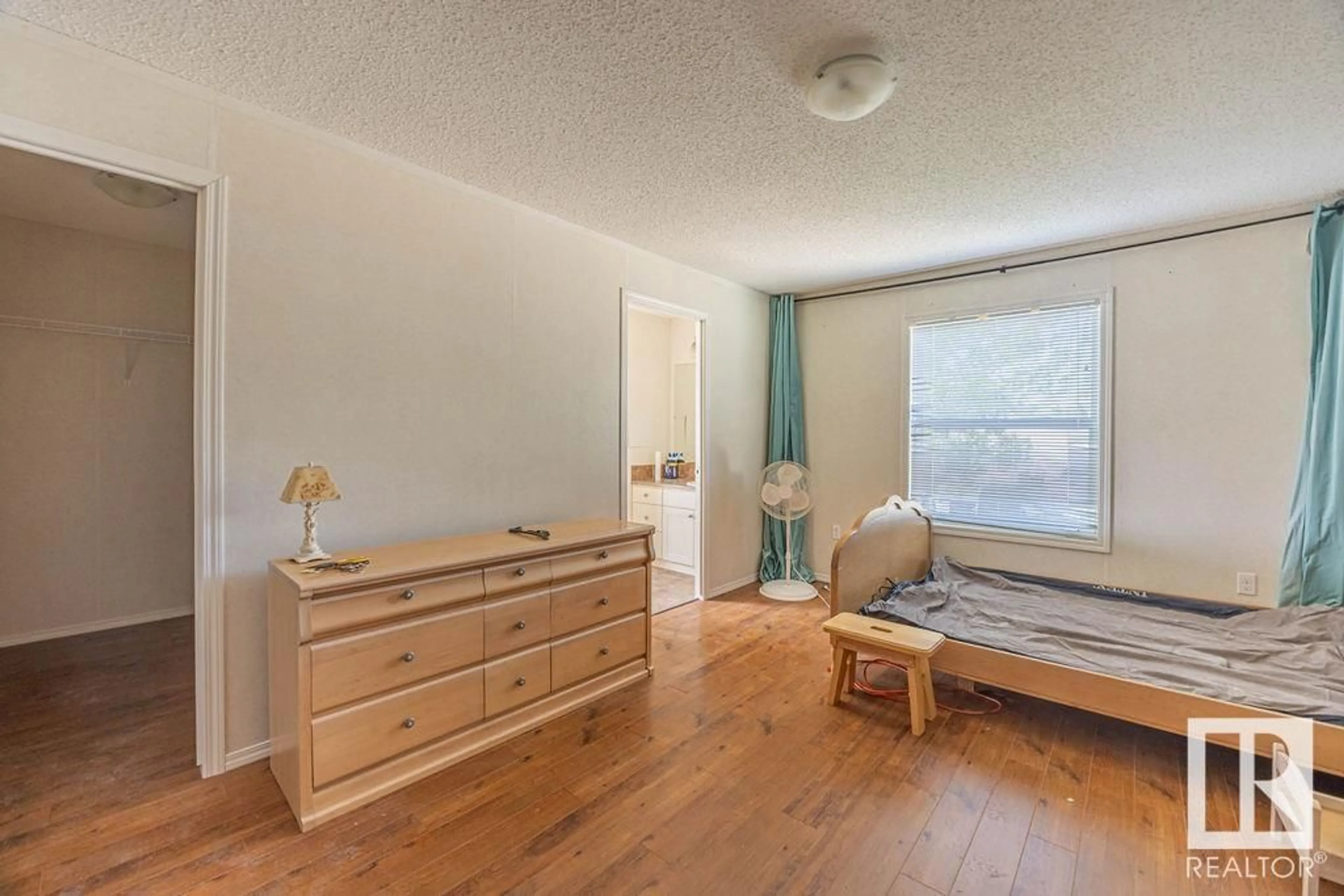 A pic of a room for 197 LEE RIDGE RD, Edmonton Alberta T6K0N1
