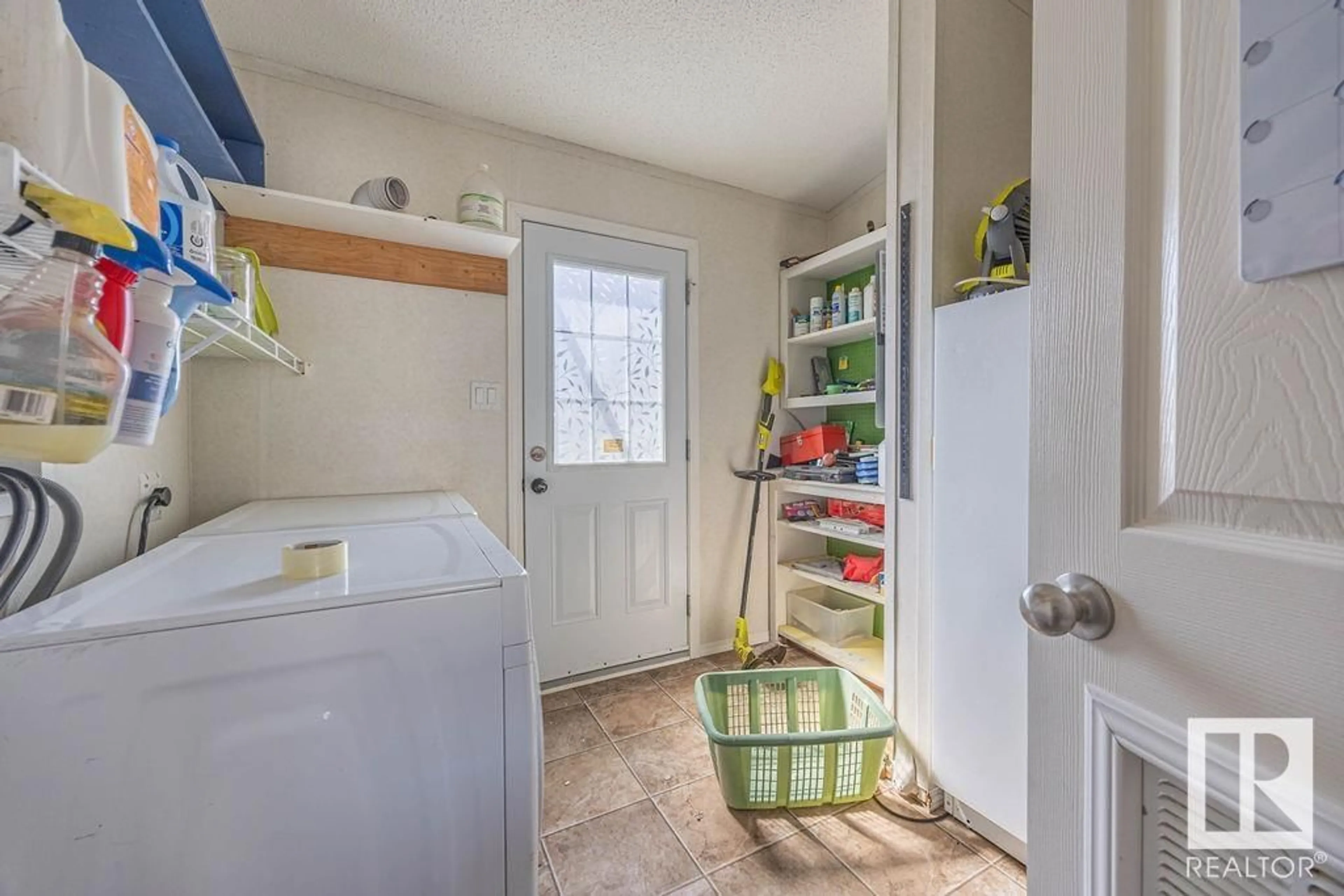Laundry room for 197 LEE RIDGE RD, Edmonton Alberta T6K0N1
