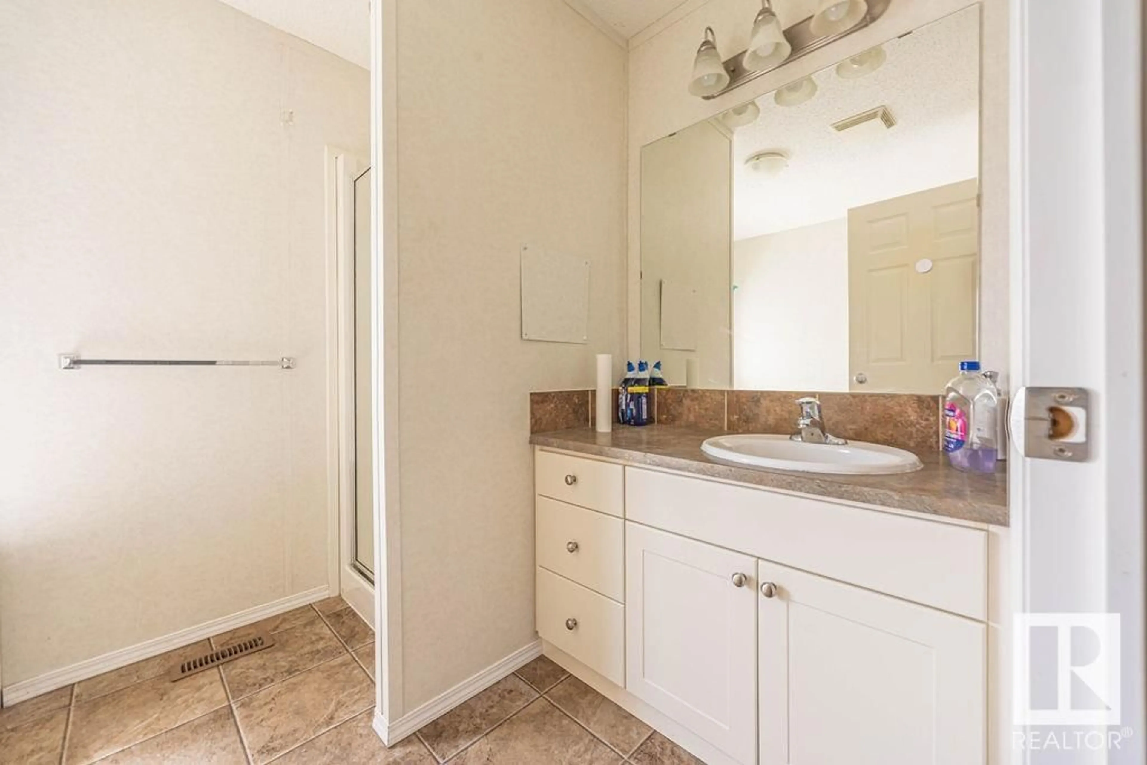 Standard bathroom, ceramic/tile floor for 197 LEE RIDGE RD, Edmonton Alberta T6K0N1