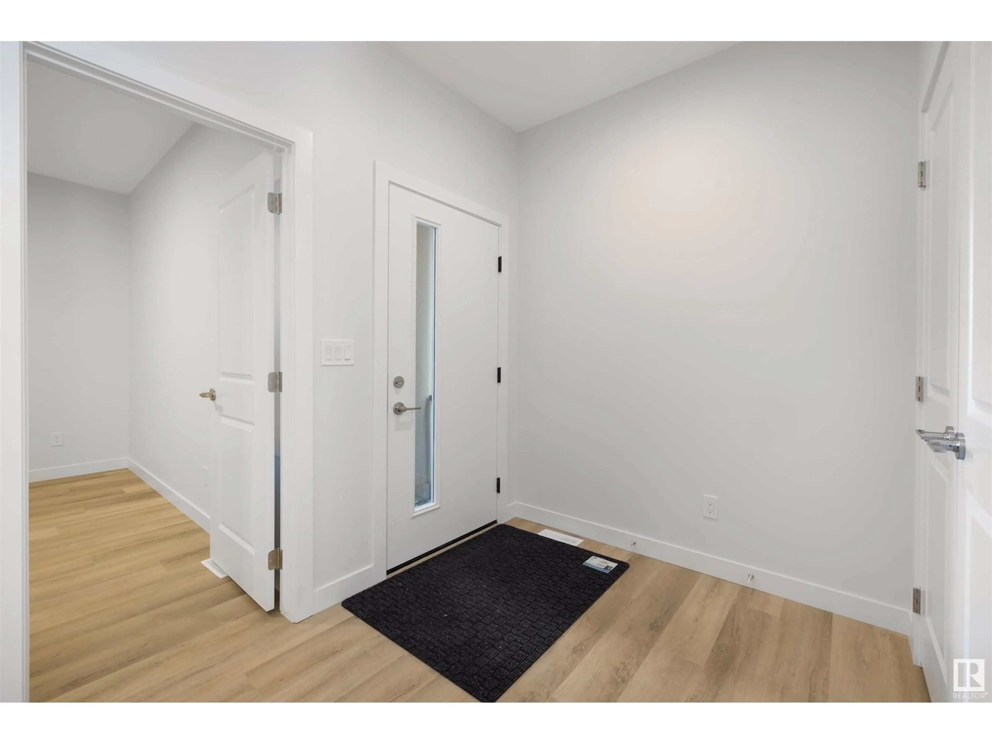 Indoor entryway for 5431 KOOTOOK RD, Edmonton Alberta T6W4Z7