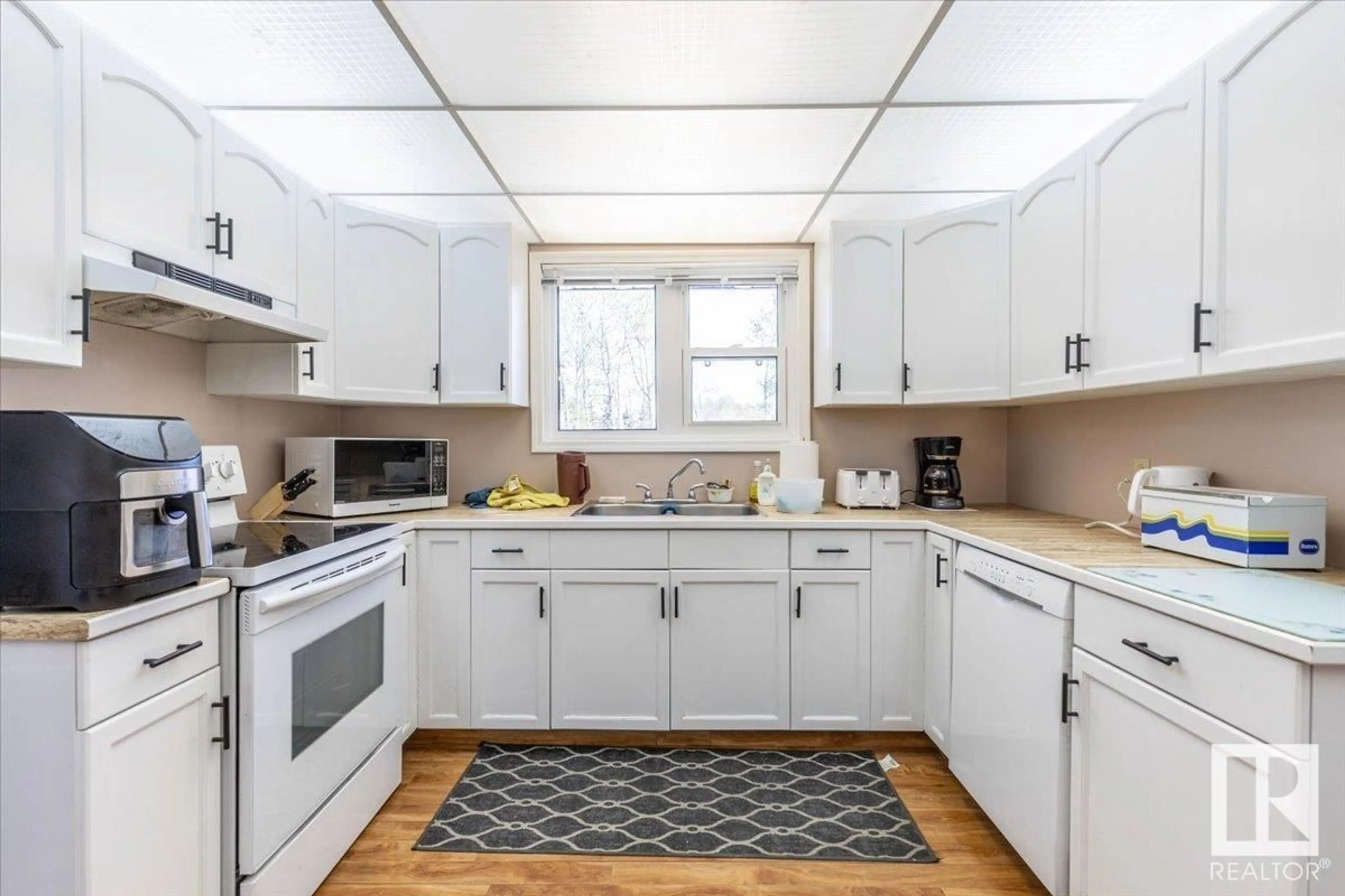Standard kitchen, unknown for 475047 RGE ROAD 264, Rural Wetaskiwin County Alberta T0C1Z0