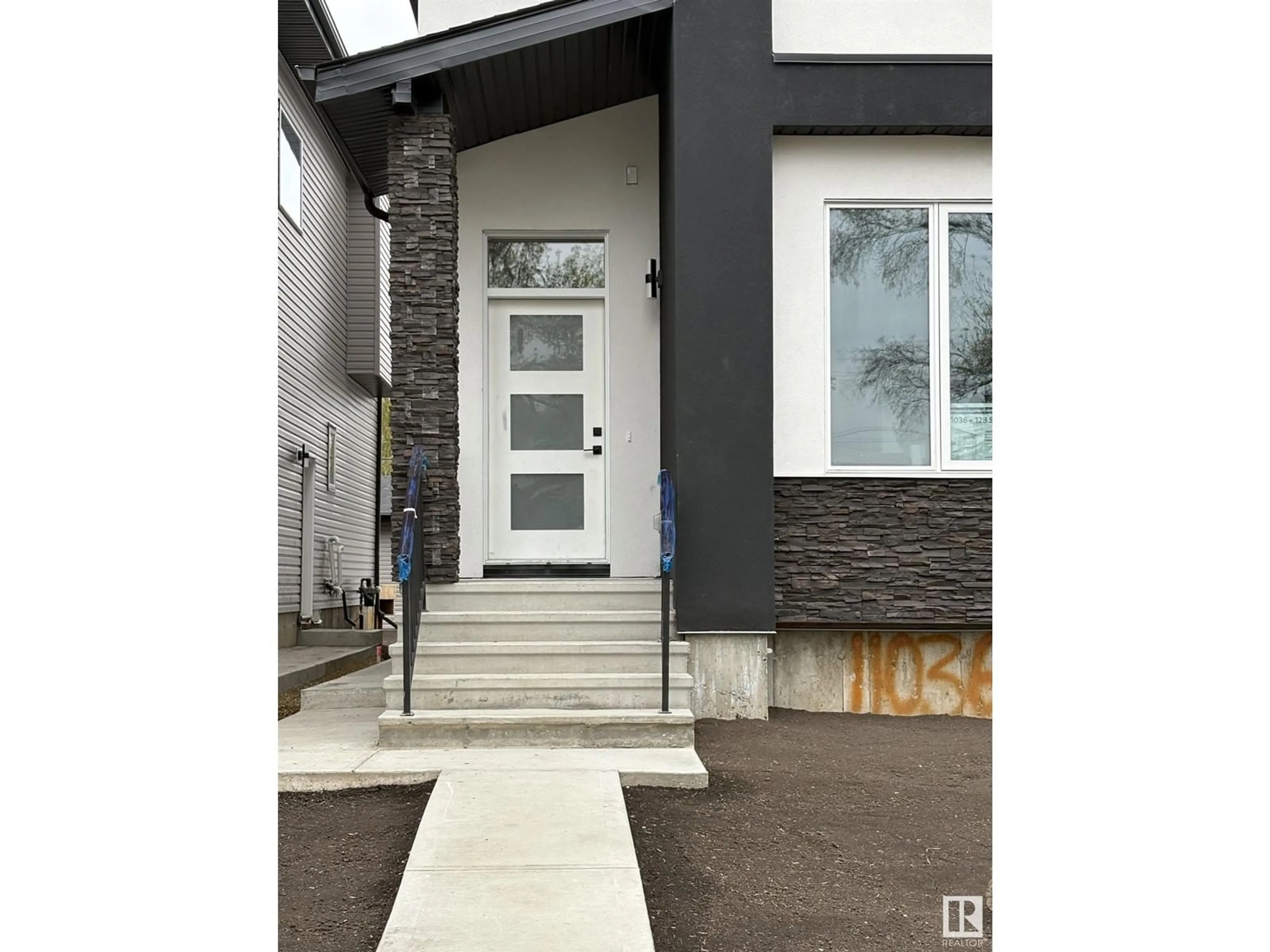 Indoor entryway for 11036 128 ST, Edmonton Alberta T5M0W6