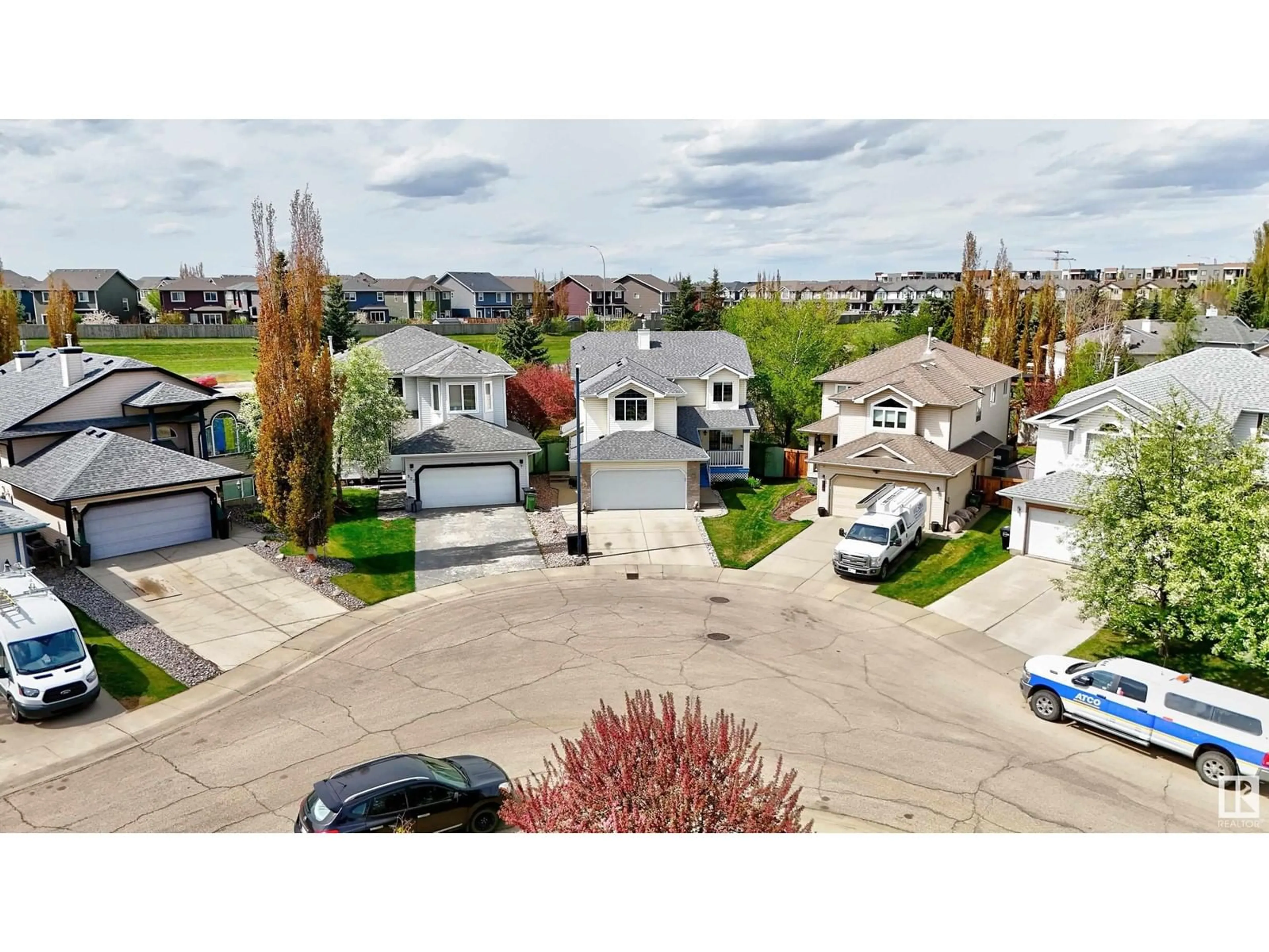 A pic from outside/outdoor area/front of a property/back of a property/a pic from drone, street for 820 BRECKENRIDGE BAY BA, Edmonton Alberta T5T6J8