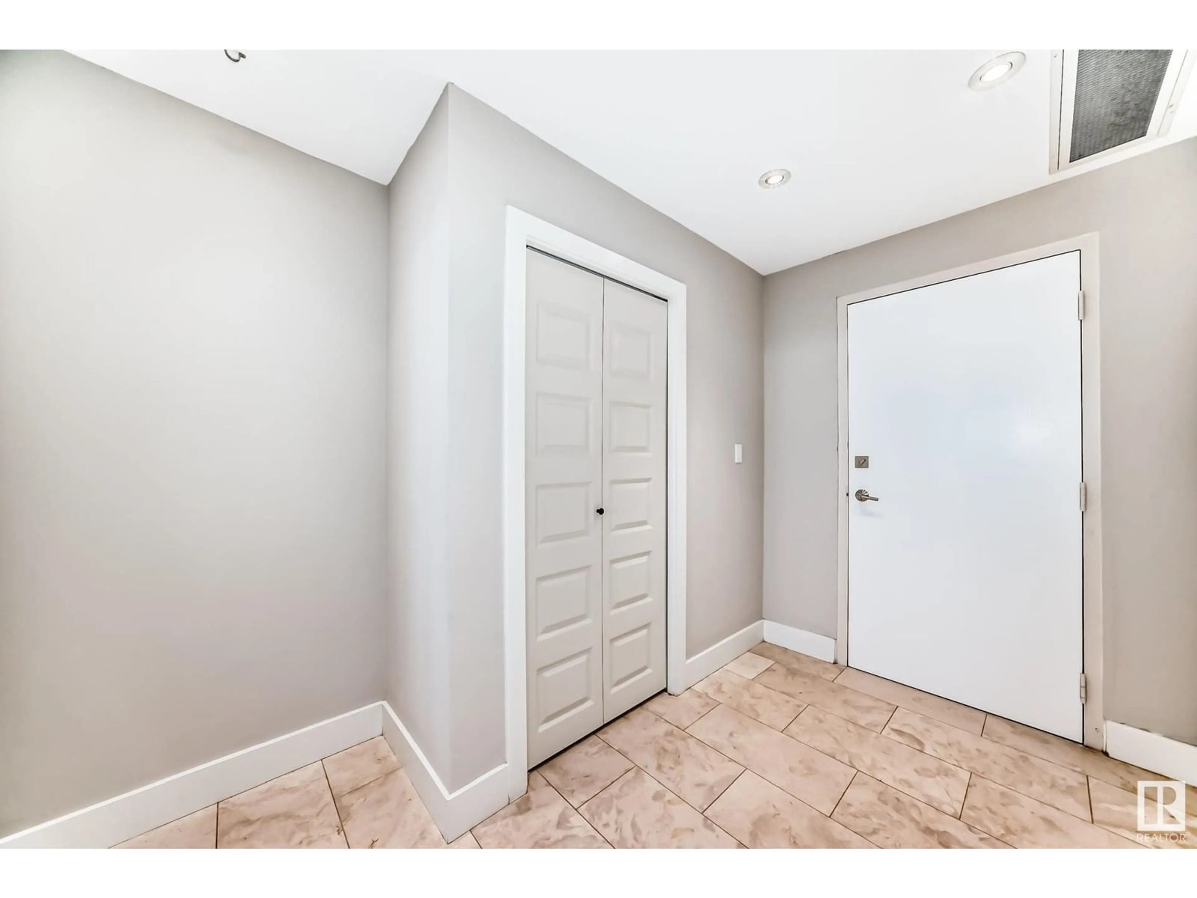 Indoor entryway for 904 - 10106 105 ST, Edmonton Alberta T5J5E7