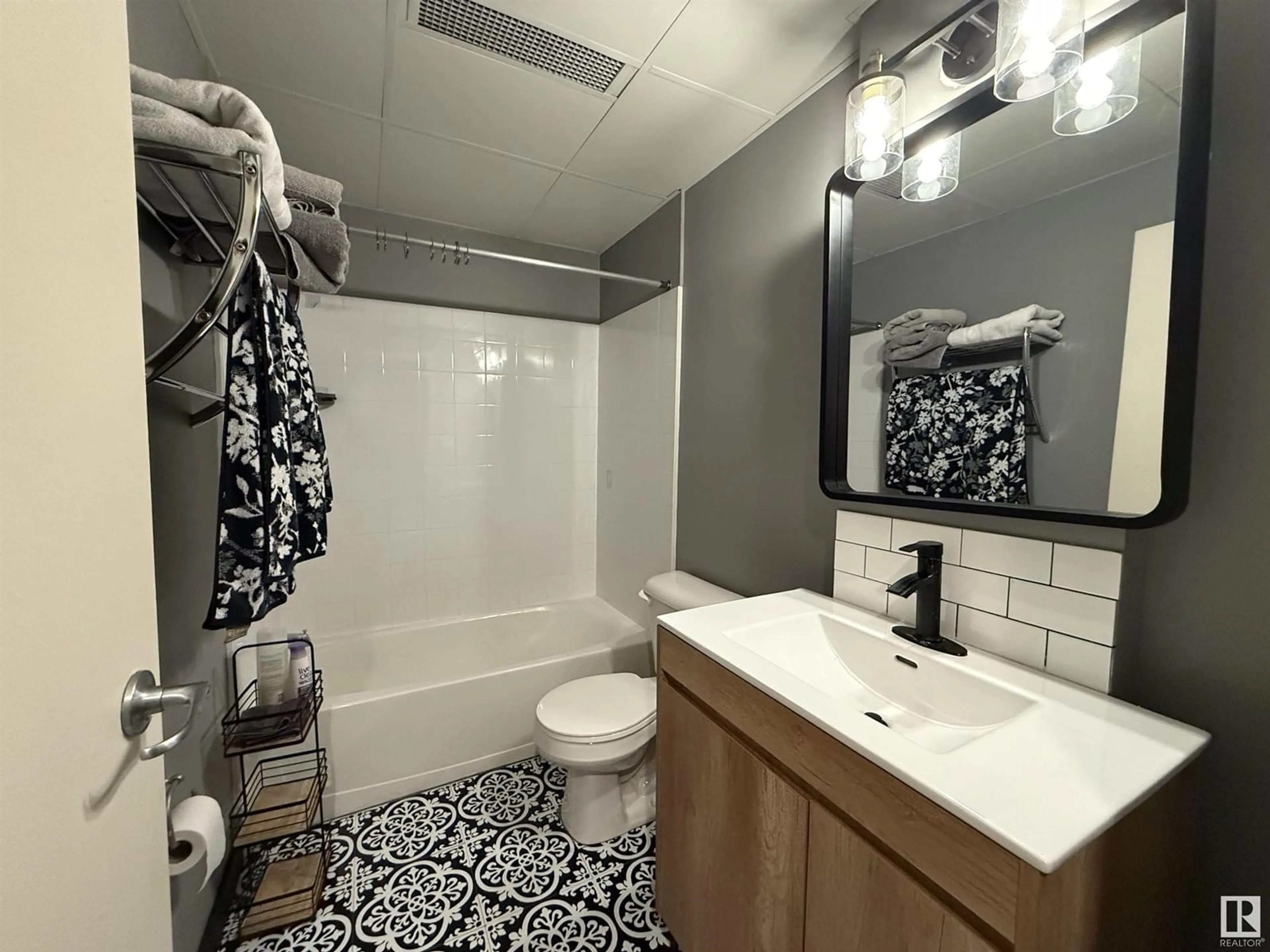 Standard bathroom, ceramic/tile floor for 10024 - 612 JASPER AV, Edmonton Alberta T5J1R9