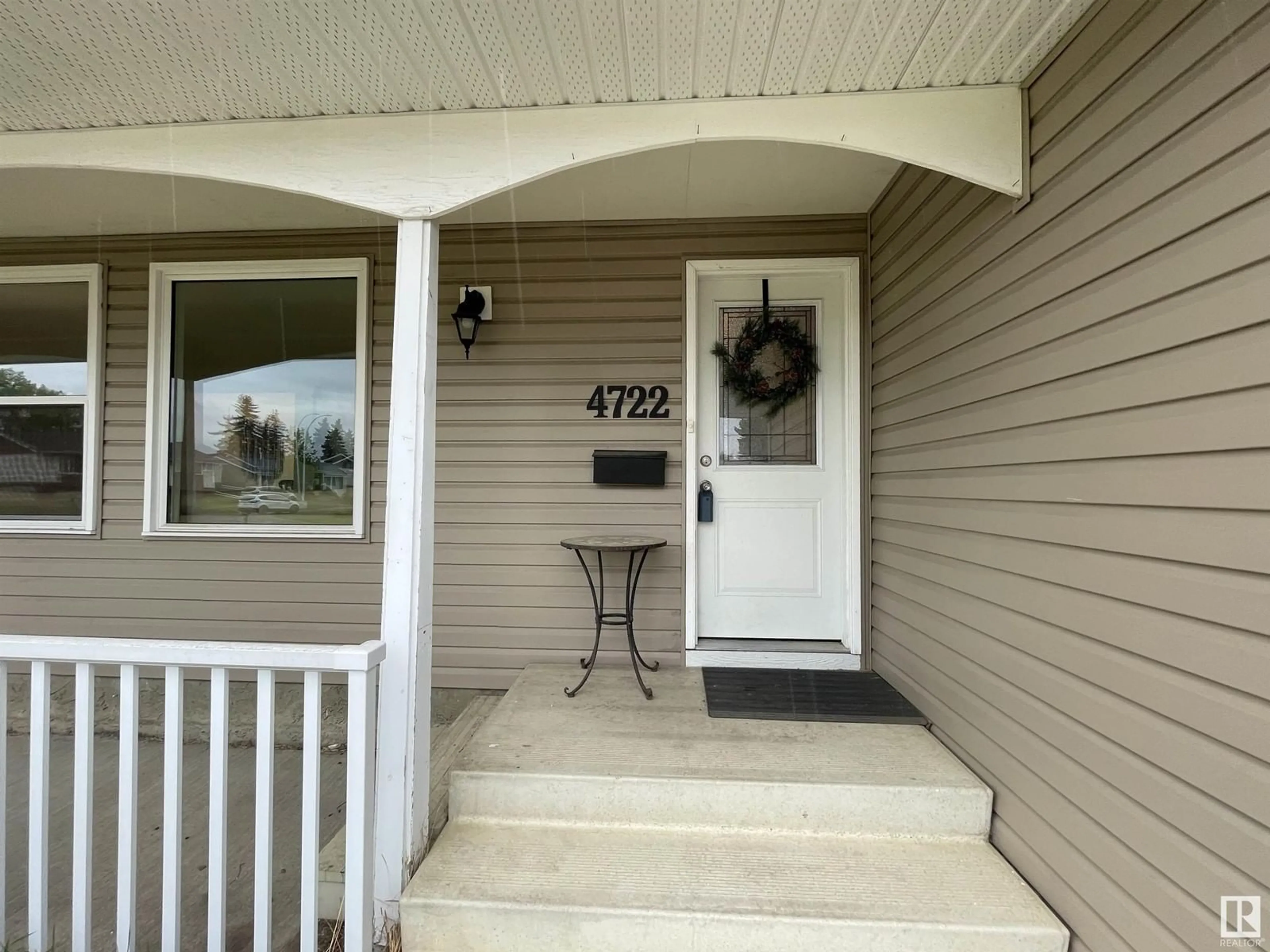 Indoor entryway for NW - 4722 127B AV, Edmonton Alberta T5A2M9