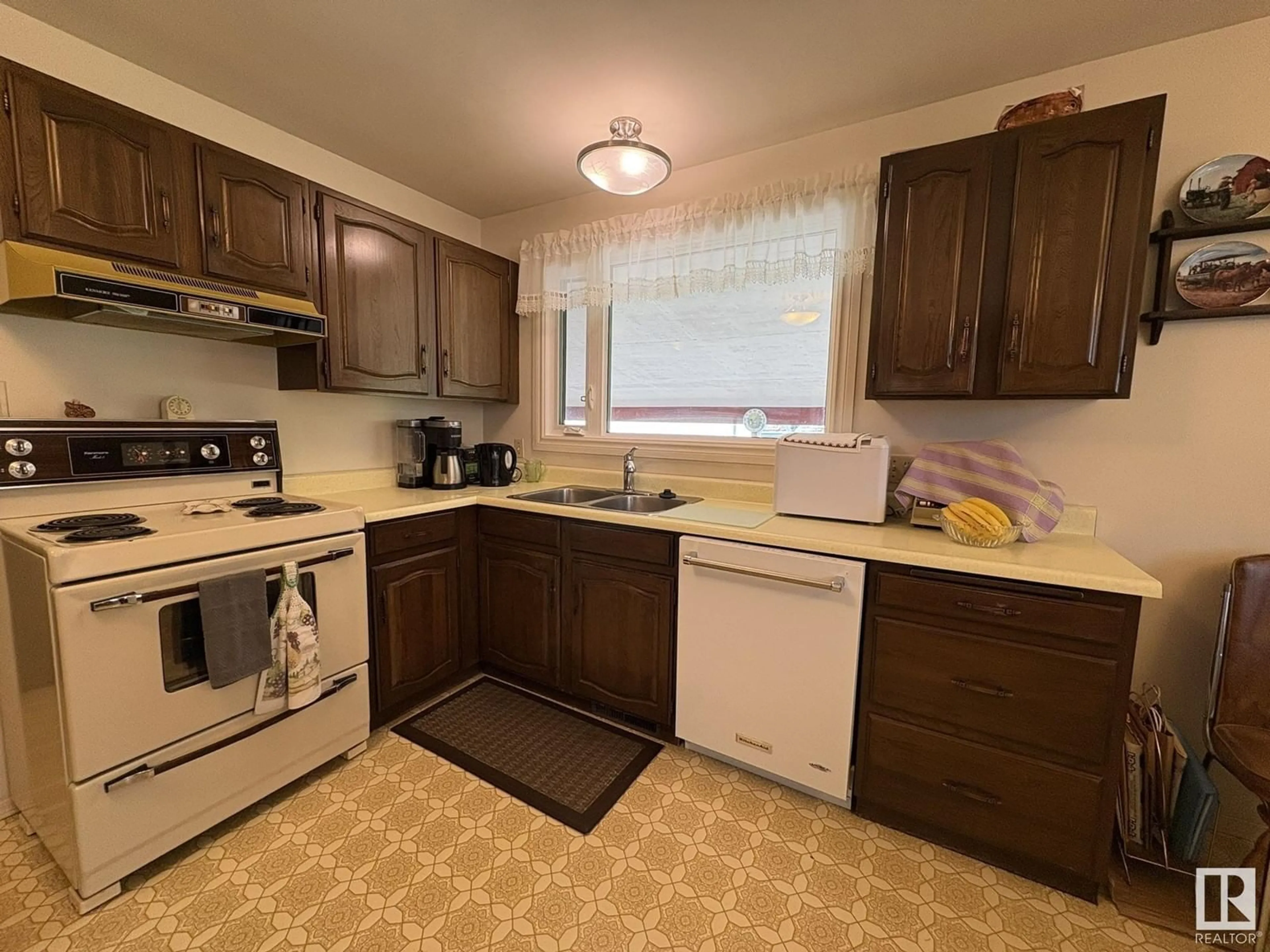 Standard kitchen, unknown for 5039 49 AV, Vilna Alberta T0A3L0