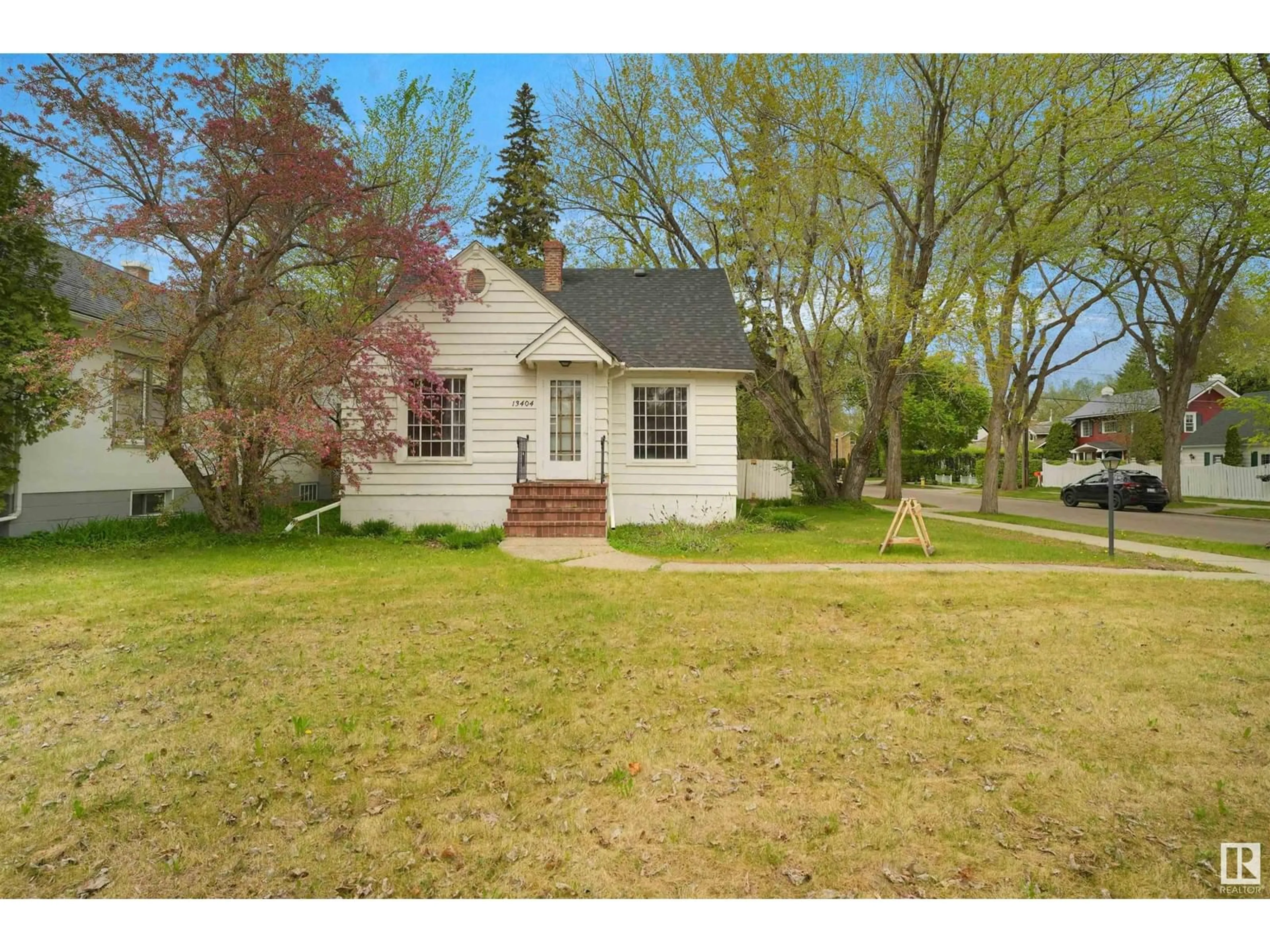 A pic from outside/outdoor area/front of a property/back of a property/a pic from drone, street for 13404 102 AV, Edmonton Alberta T5N0N4