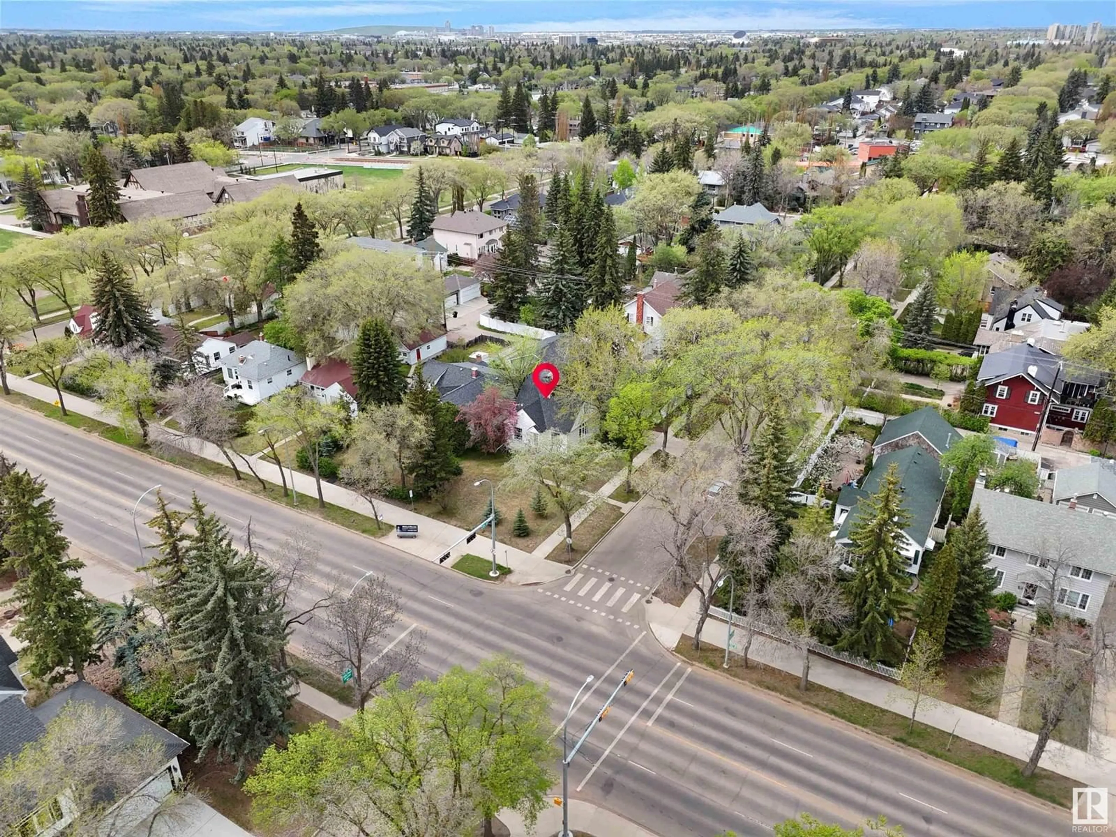 A pic from outside/outdoor area/front of a property/back of a property/a pic from drone, street for 13404 102 AV, Edmonton Alberta T5N0N4