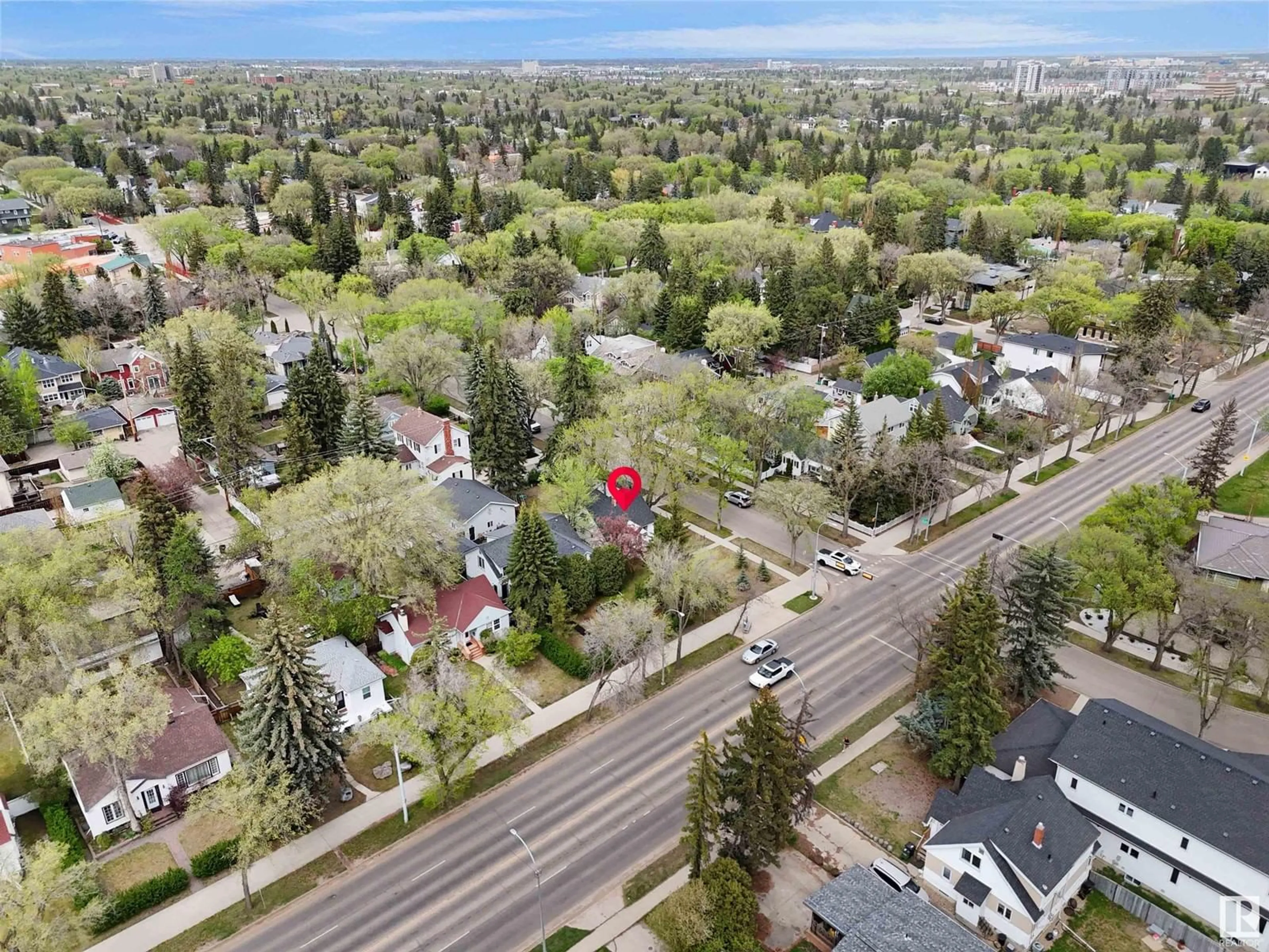 A pic from outside/outdoor area/front of a property/back of a property/a pic from drone, street for 13404 102 AV, Edmonton Alberta T5N0N4