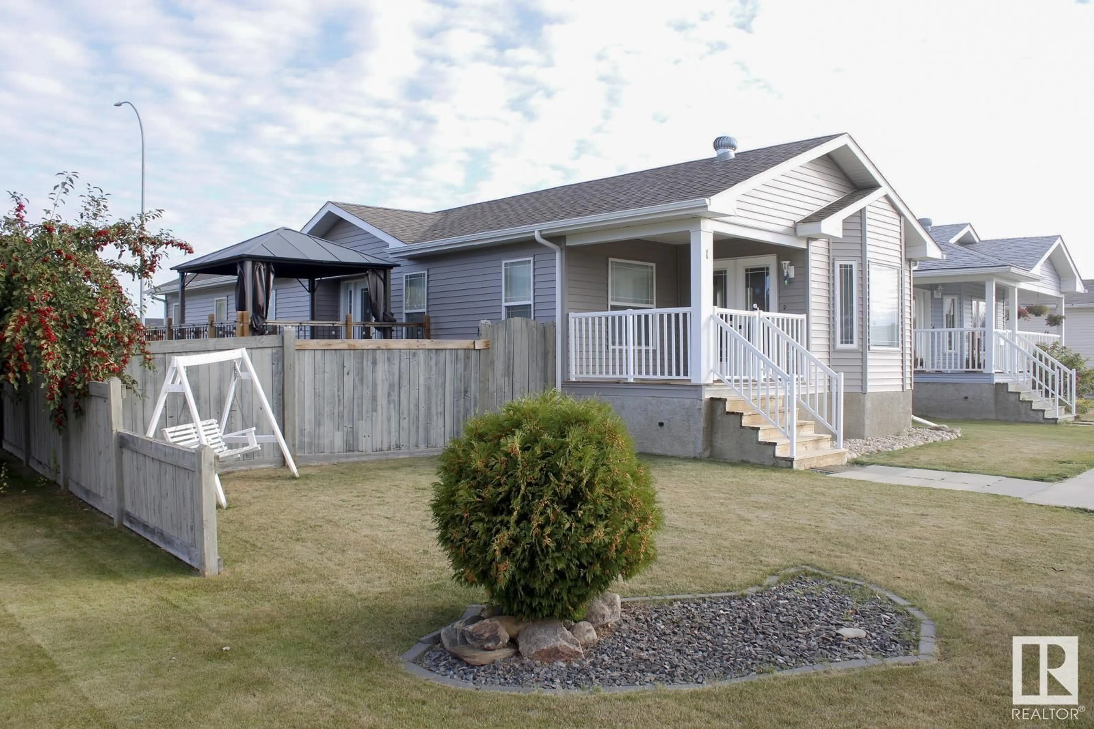 Home with vinyl exterior material, water/lake/river/ocean view for 1 JUTLAND CR, Stony Plain Alberta T7Z0A3