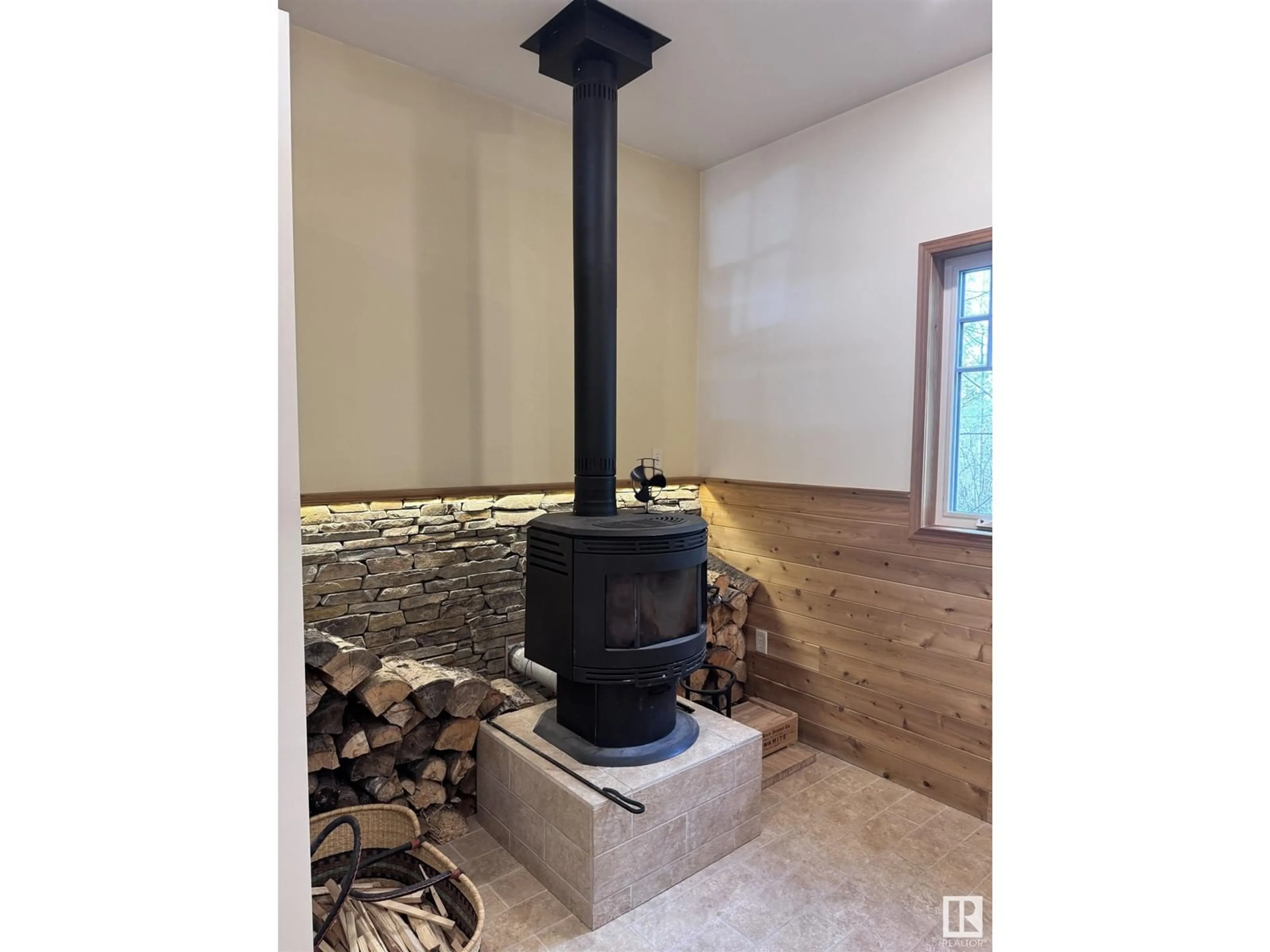 A pic of a room for 51414 RGE ROAD 53, Rural Parkland County Alberta T0E2H0