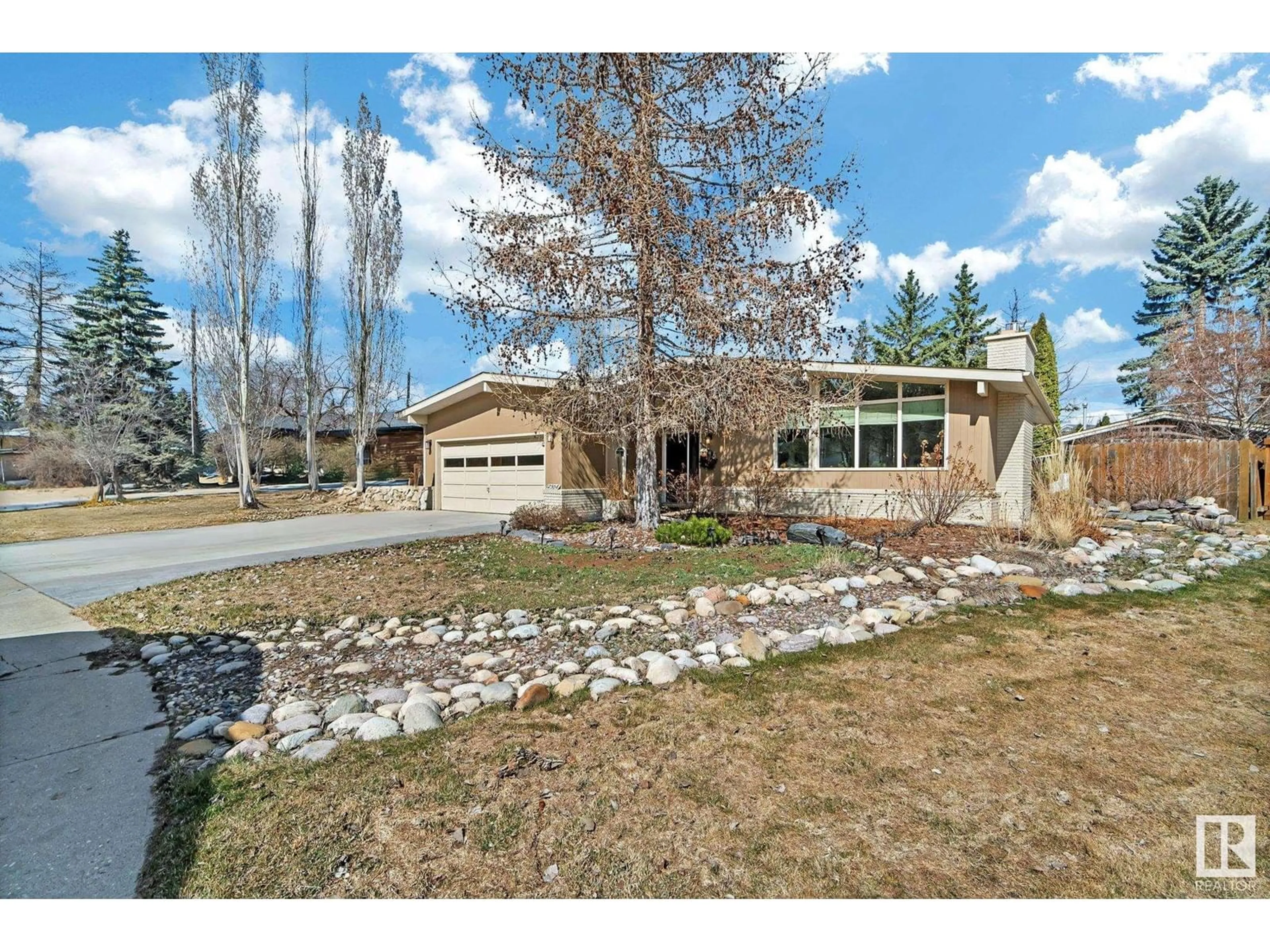 A pic from outside/outdoor area/front of a property/back of a property/a pic from drone, street for NW - 12508 42 AV, Edmonton Alberta T6J0X3