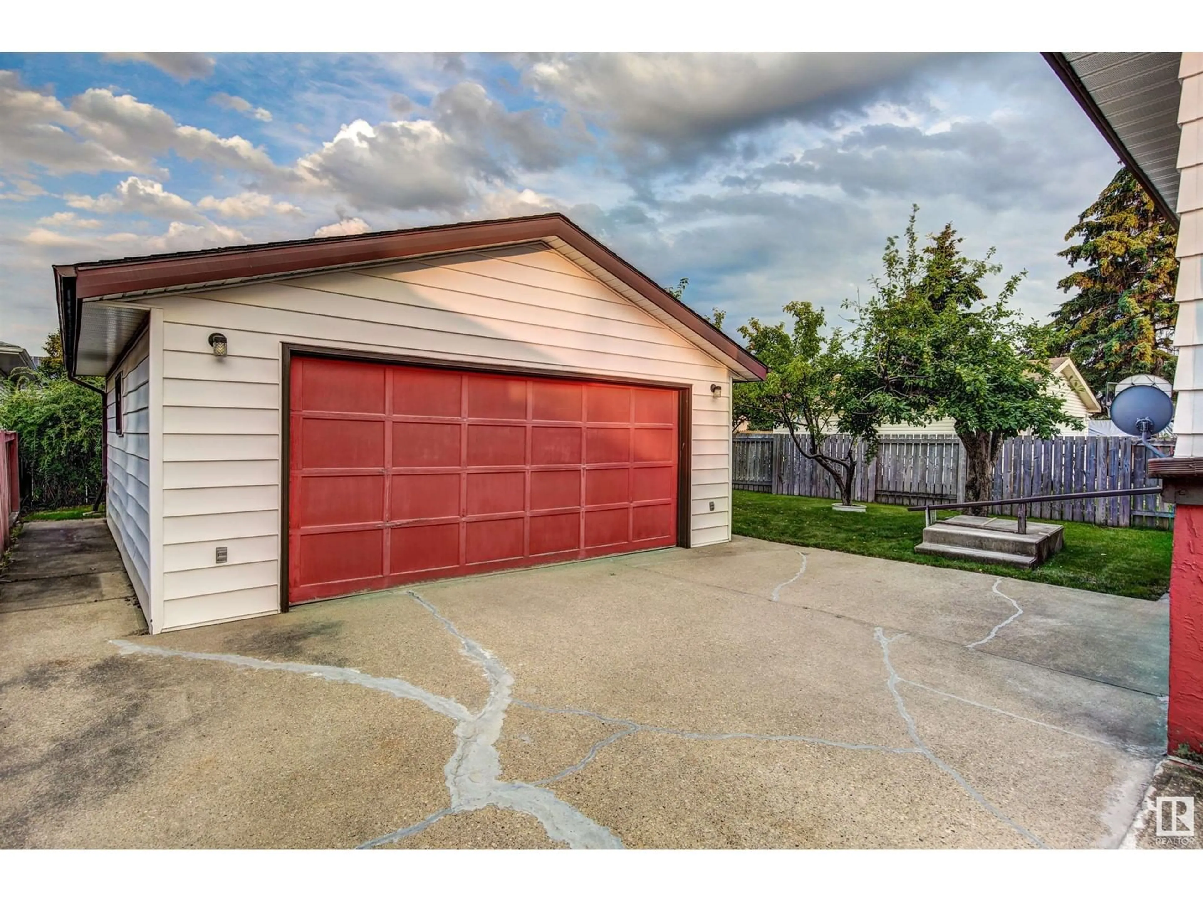 Indoor garage for 14527 30 ST, Edmonton Alberta T5Y2C4