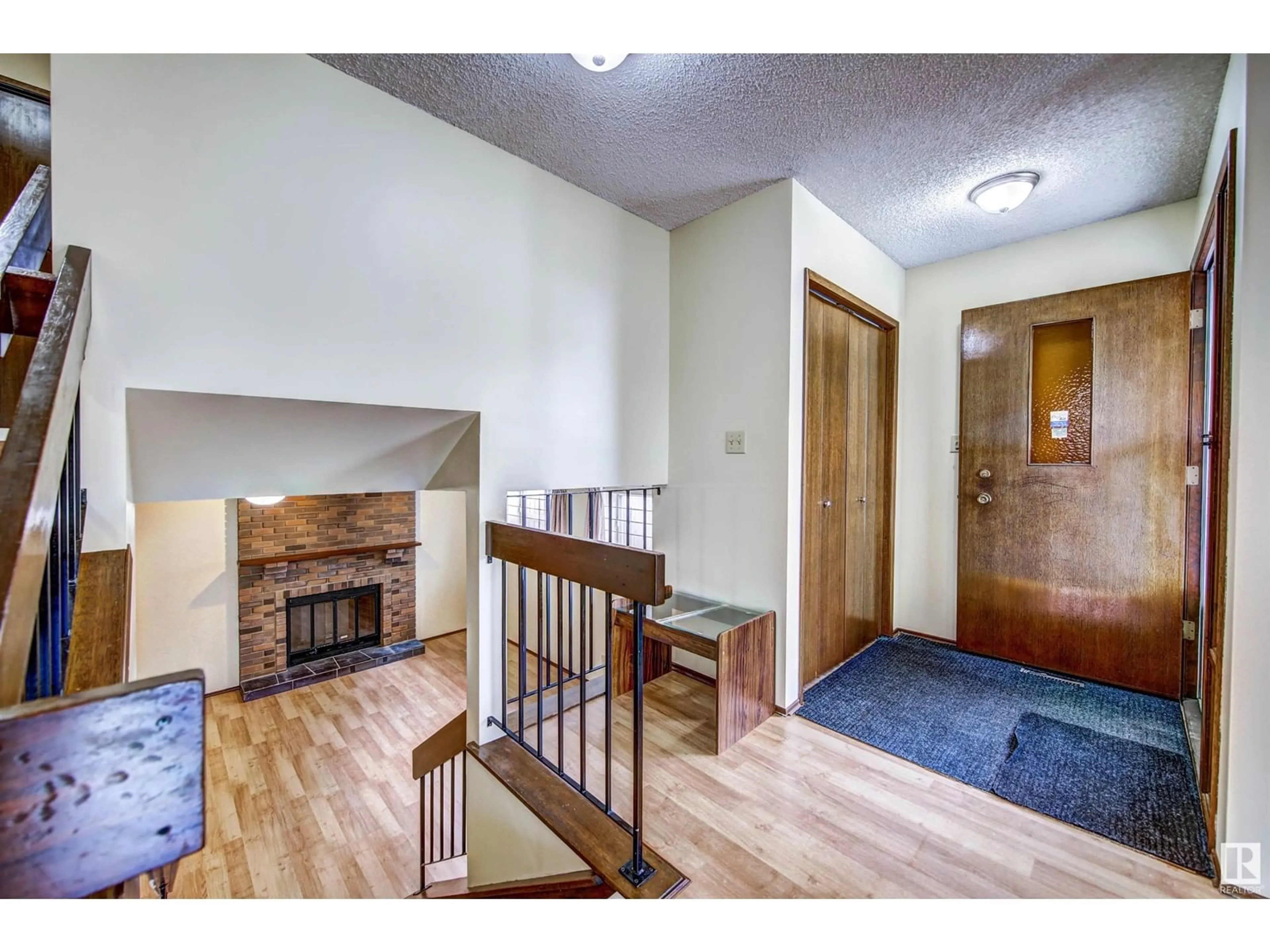 Indoor entryway for 14527 30 ST, Edmonton Alberta T5Y2C4