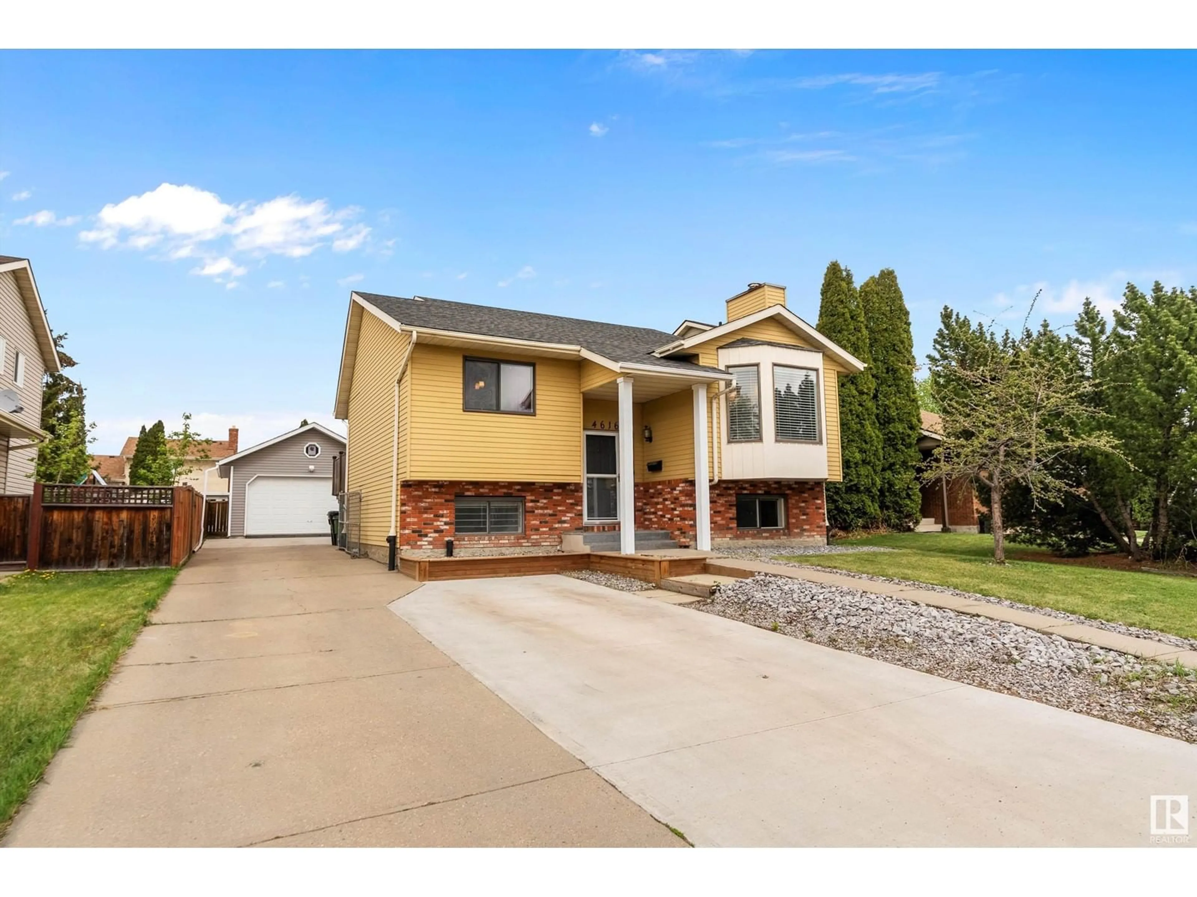 Home with vinyl exterior material, street for 4616 35 AV, Edmonton Alberta T6L3P9