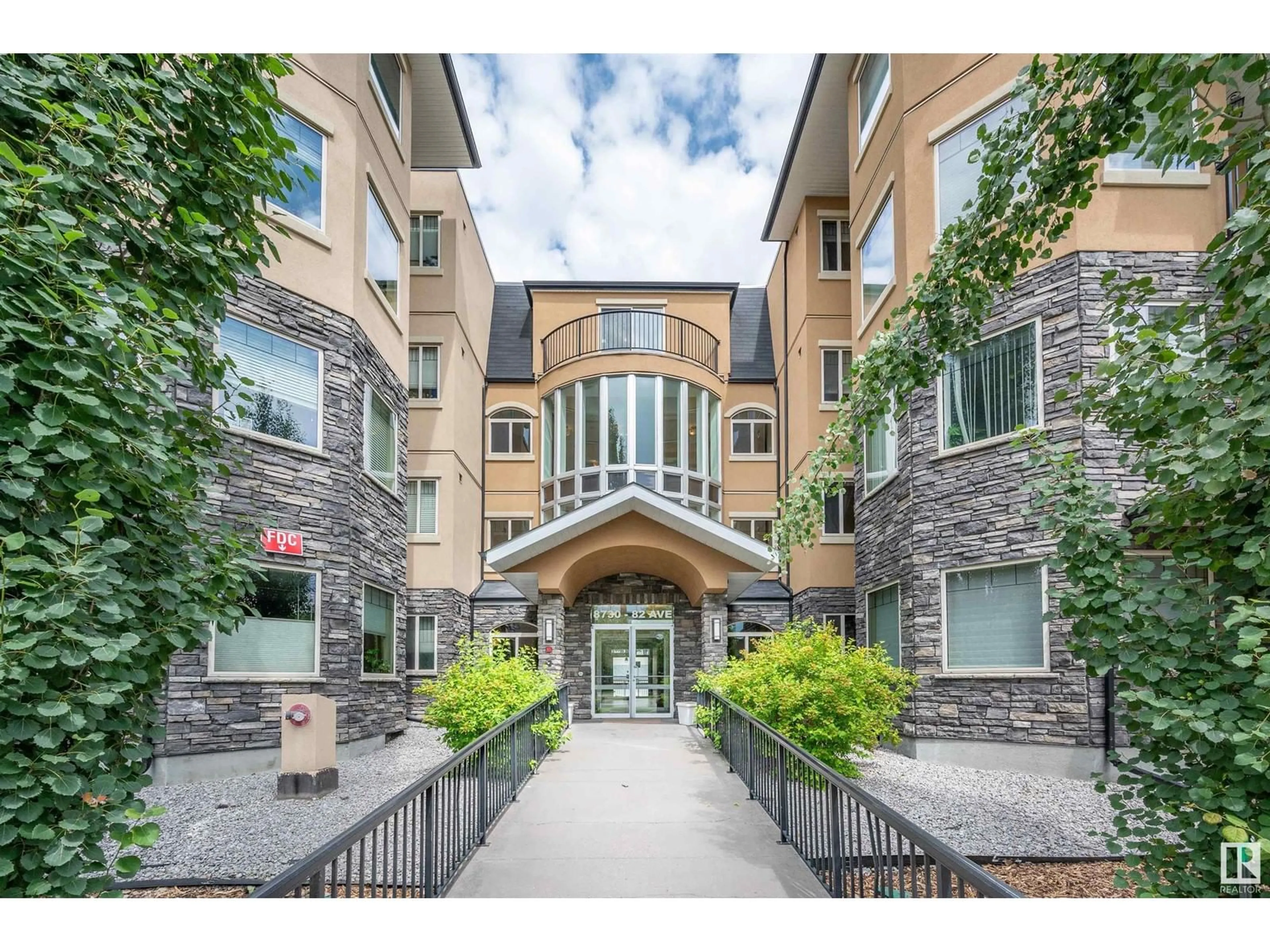 Indoor foyer for 301 - 8730 82 AV, Edmonton Alberta T6C0Z1